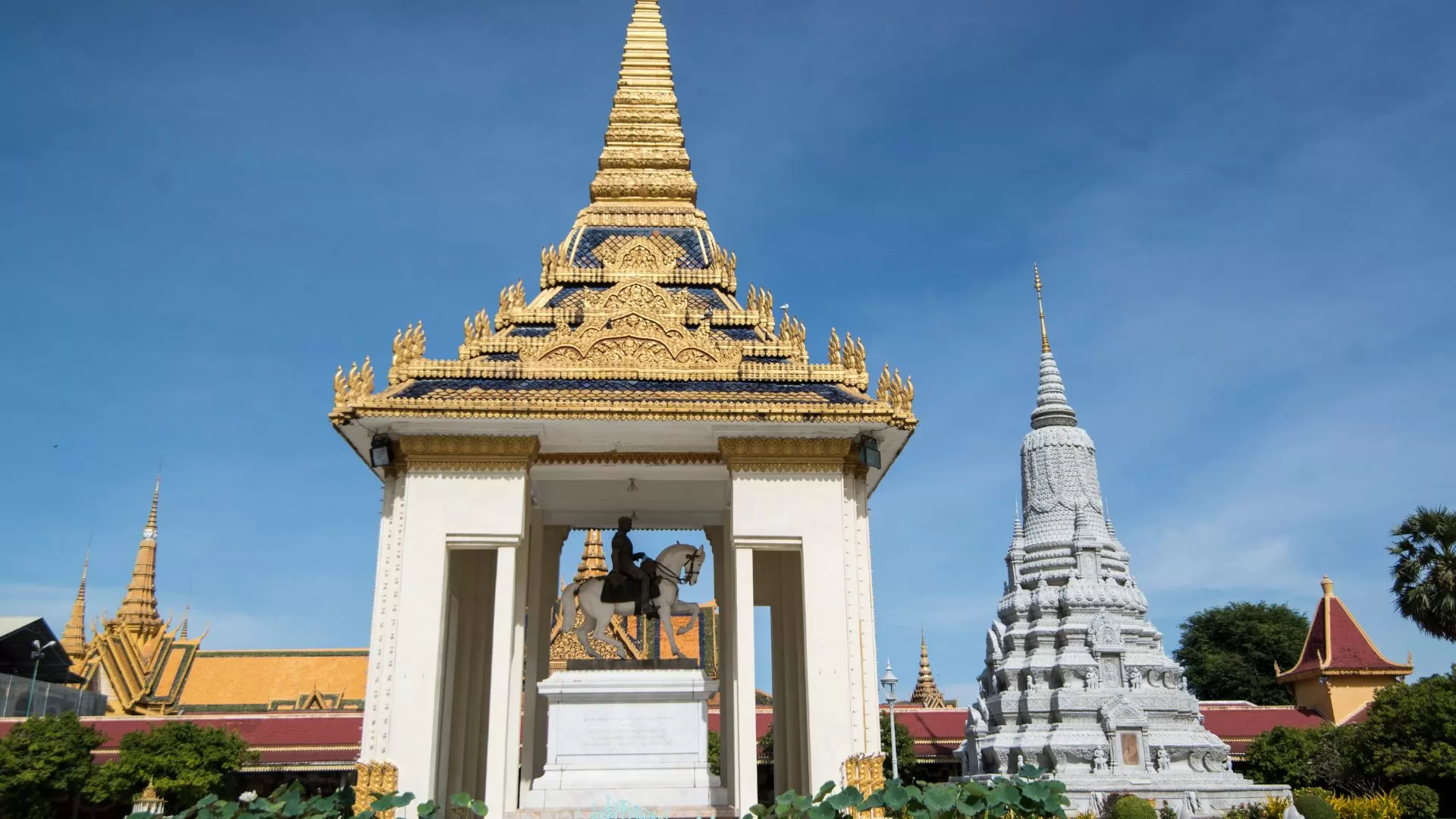 Statue équestre du roi Norodom 1er de loin