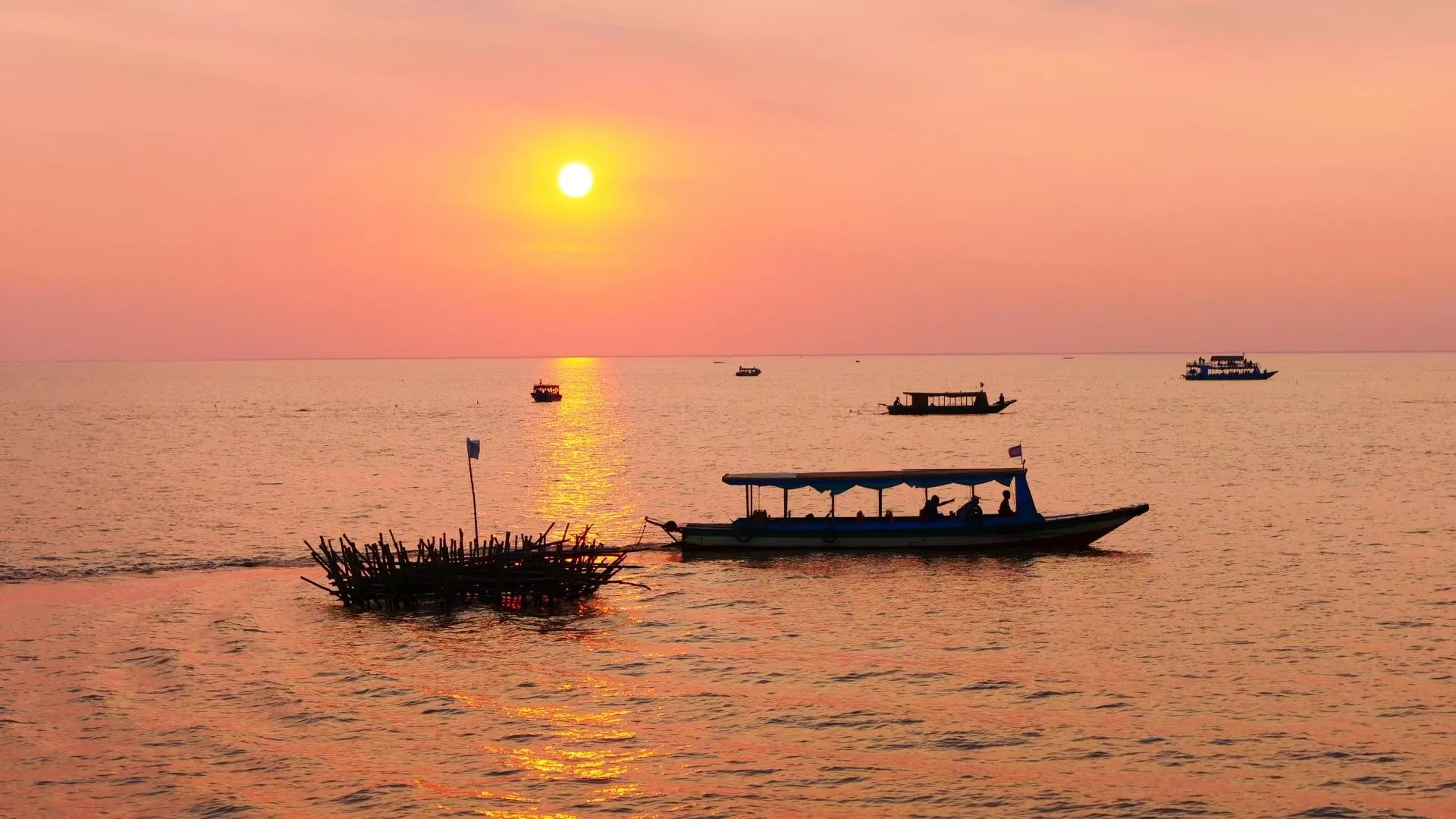The peaceful beauty of Tonle Sap lake from July to August