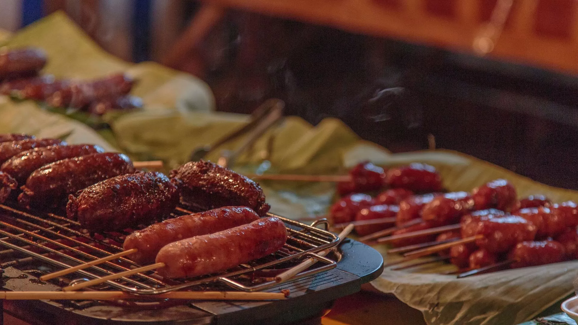 Les saucisses chaudes au marché de nuit