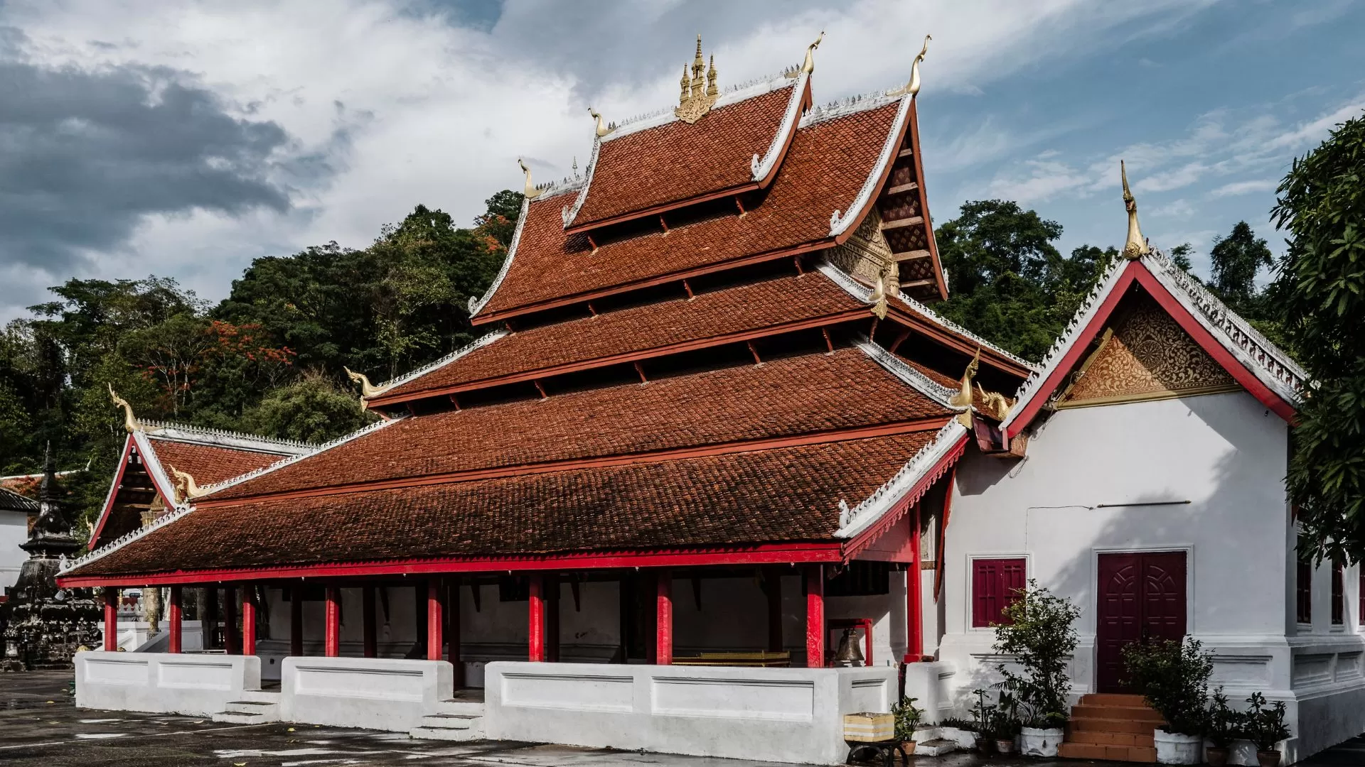 Le temple de Vat Mai - le plus grand et le plus richement décoré des temples de la ville