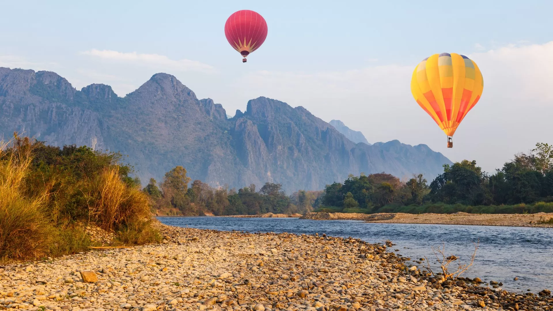 Montgolfière au-dessus de la rivière à Vang Vieng