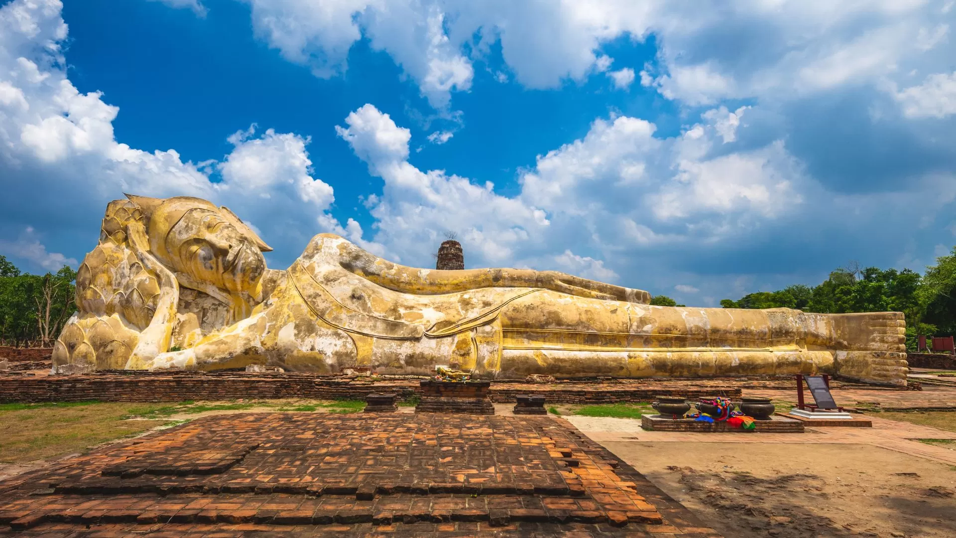 Wat Lokaya Sutha - sa statue de Bouddha couché