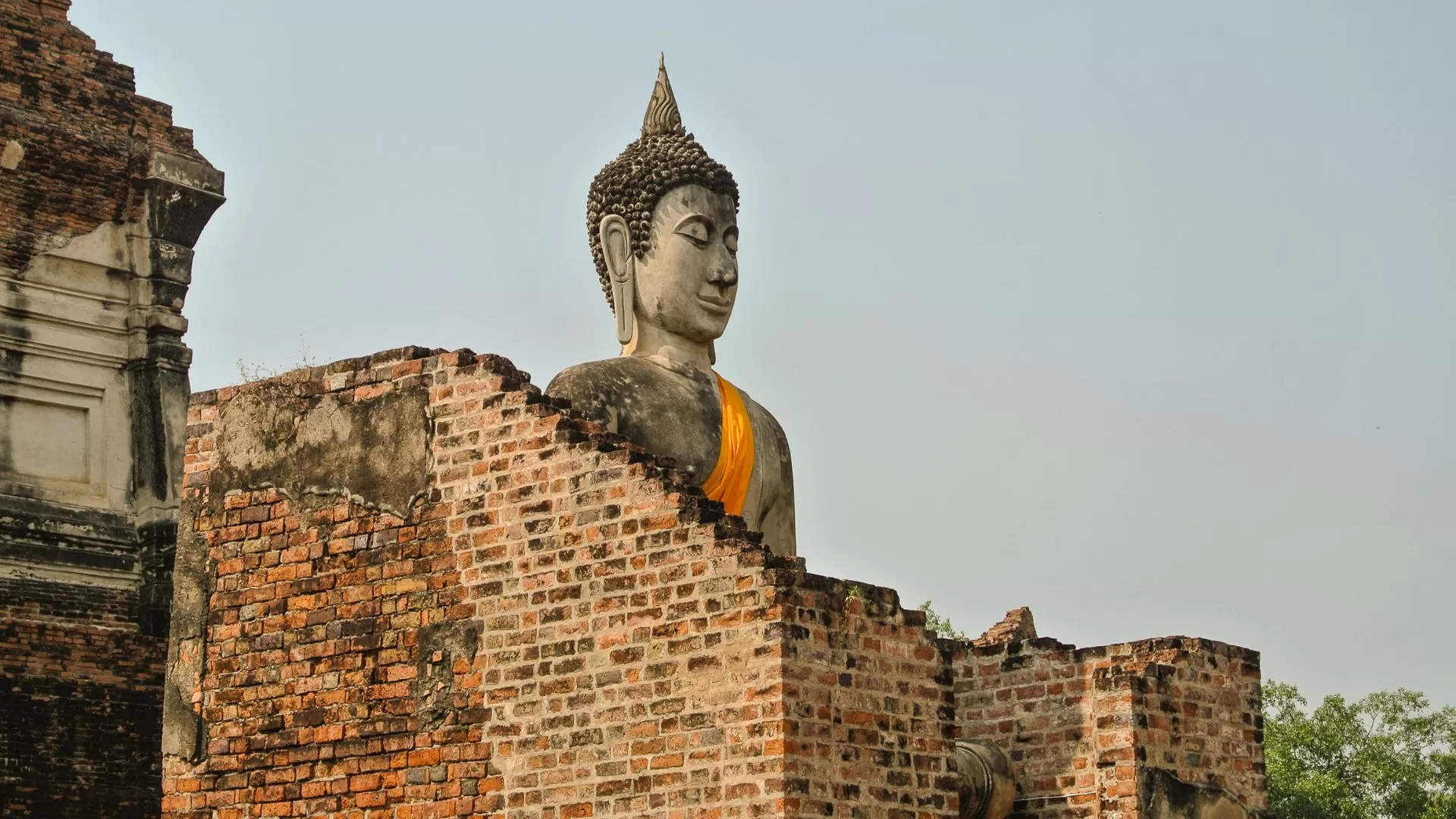 Impressionnante statue de Bouddha du Wat Yai Chai Mongkhon