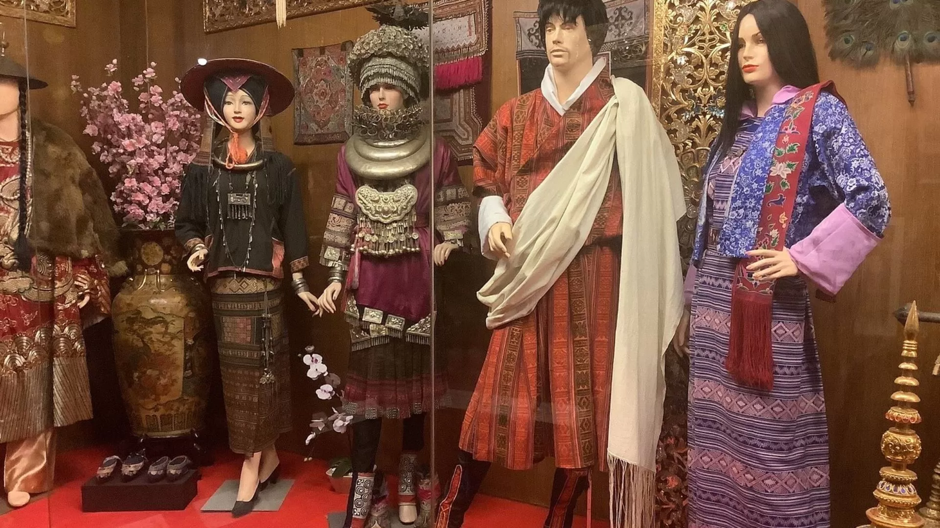 Des costumes élaborés au musée d’Oub Kham