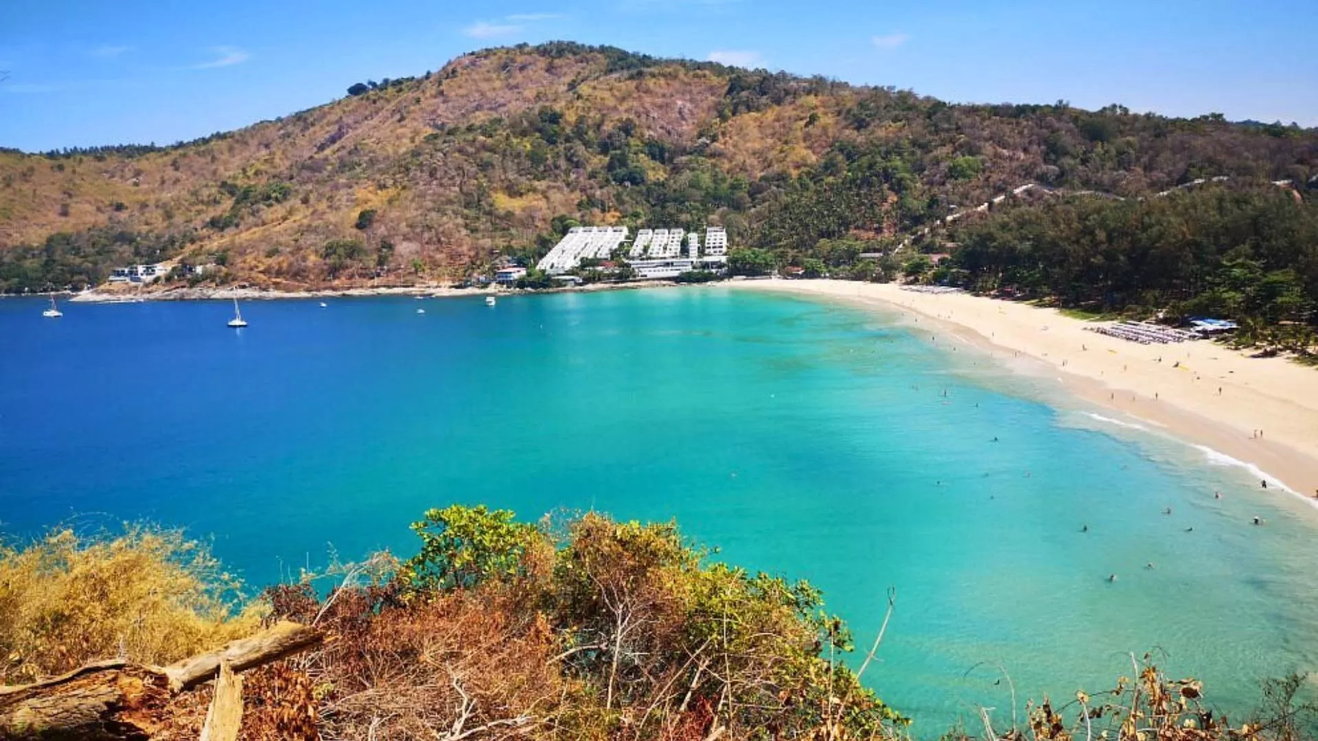 La plage de Nai Harn avec son charme tranquille