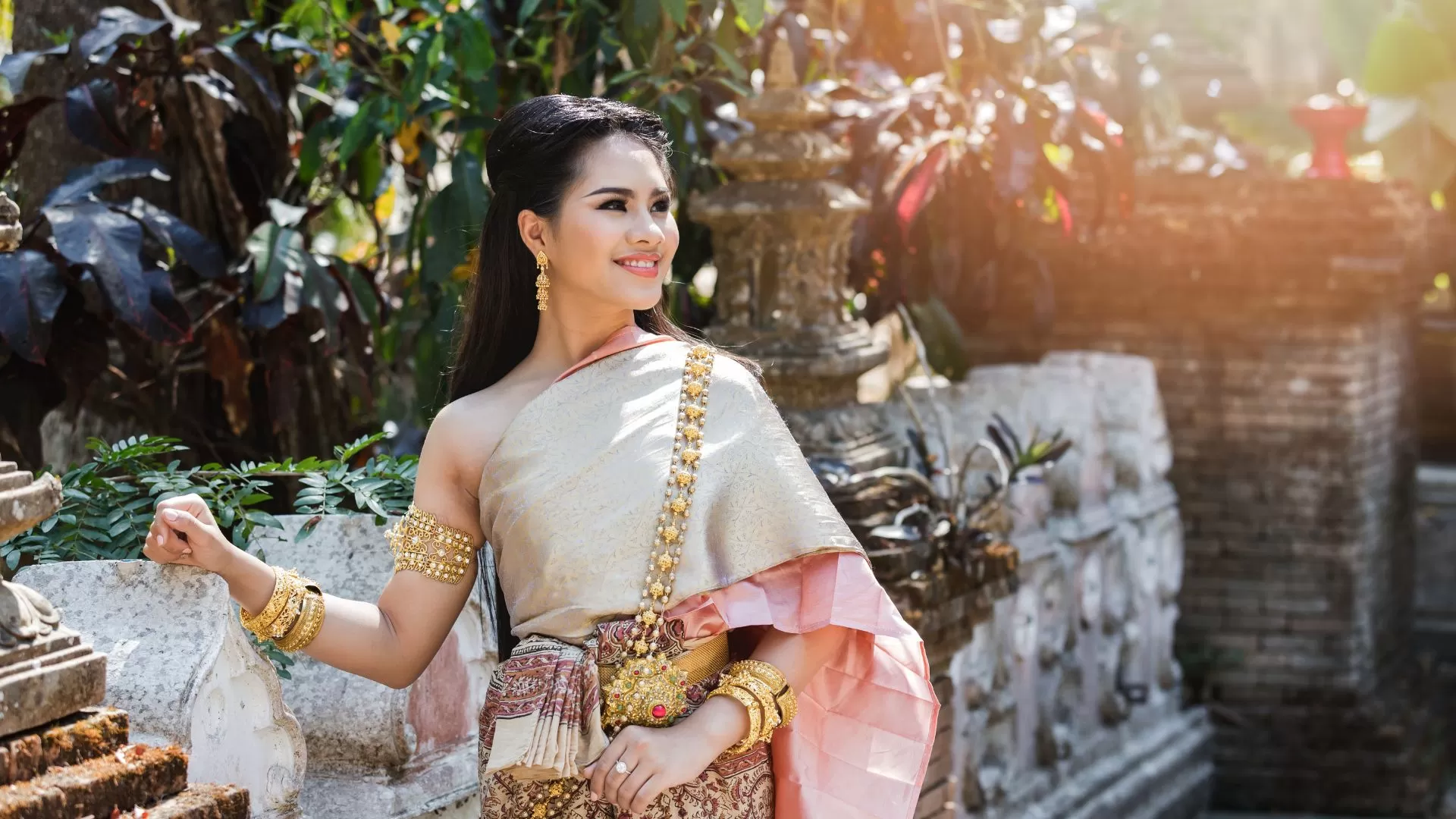 Une femme portant du Chut Thai