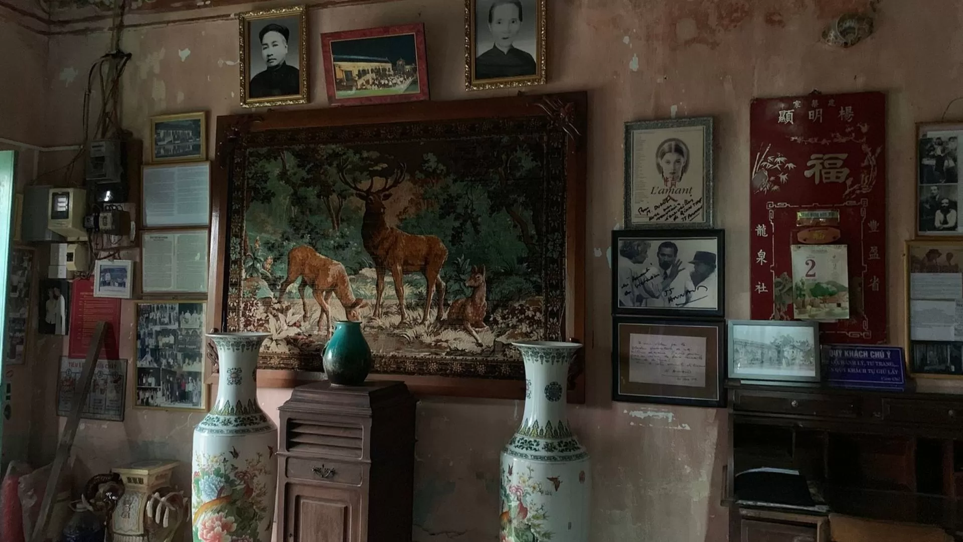 Sur le mur est accrochée l'écriture manuscrite indiquant l'arrivée de l'équipe du film L'Amant.