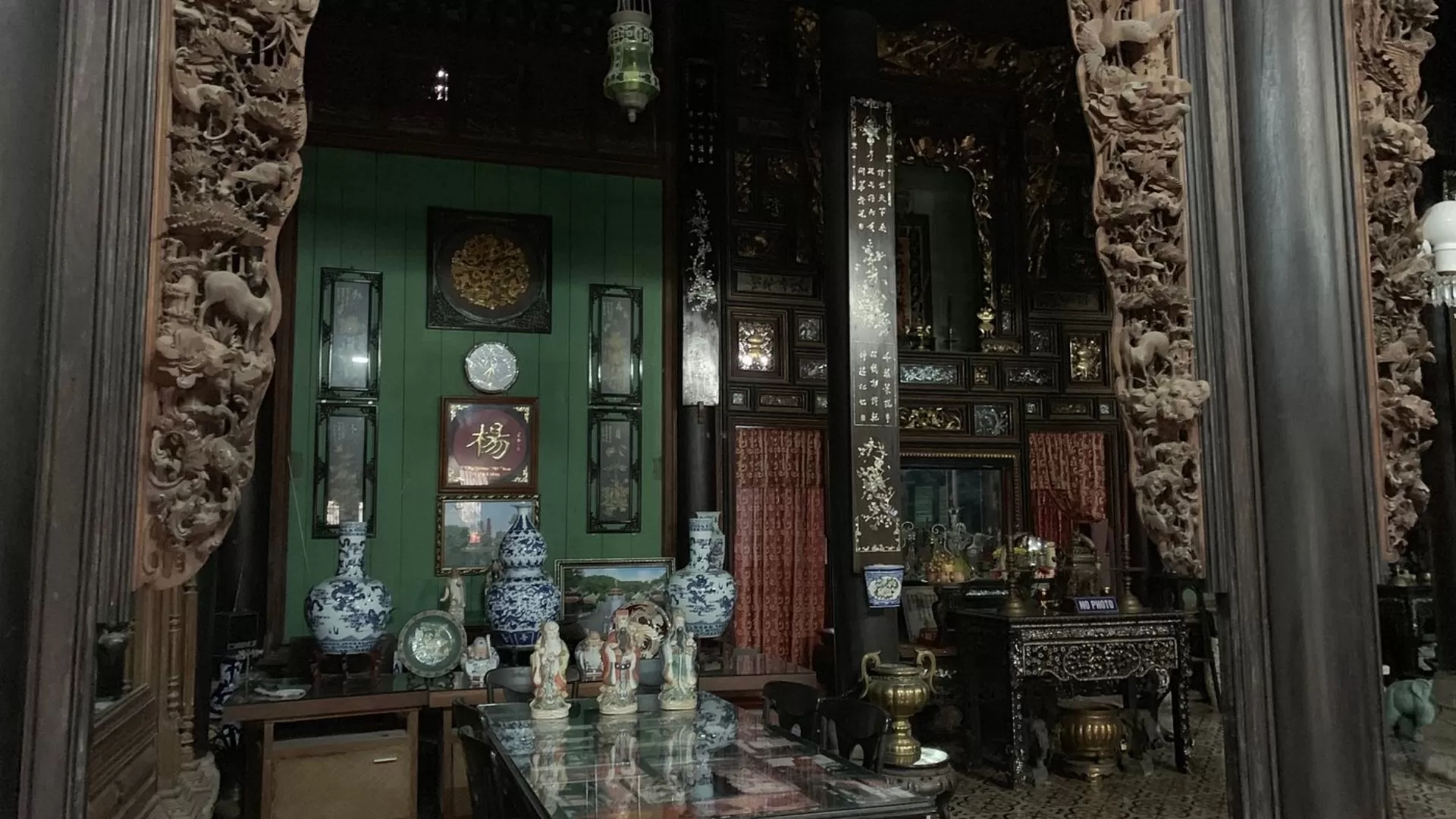 Les antiquités sont soigneusement rangées.