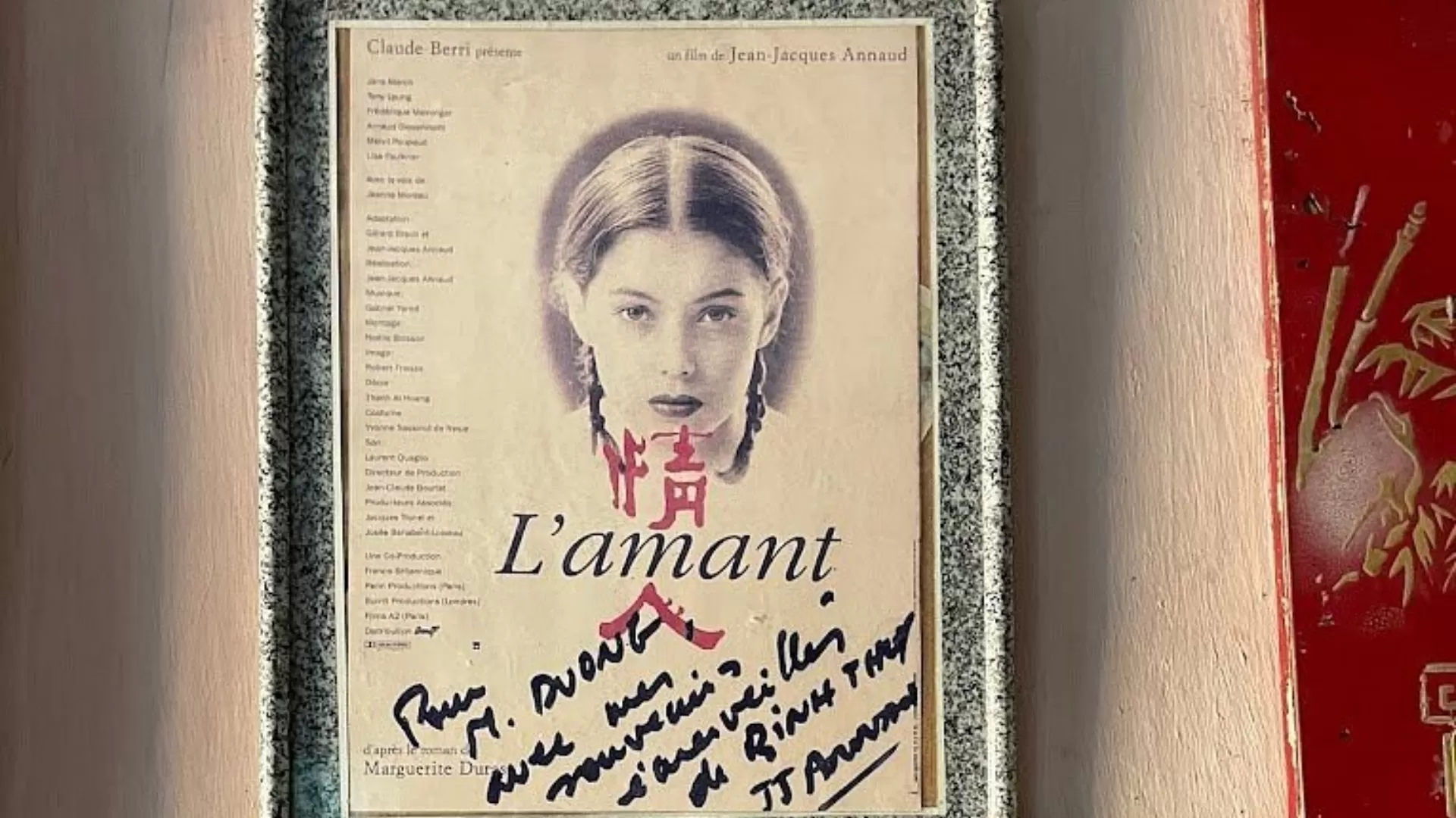 Affiche du film L'Amant avec la signature du réalisateur Jean-Jacques Annaud