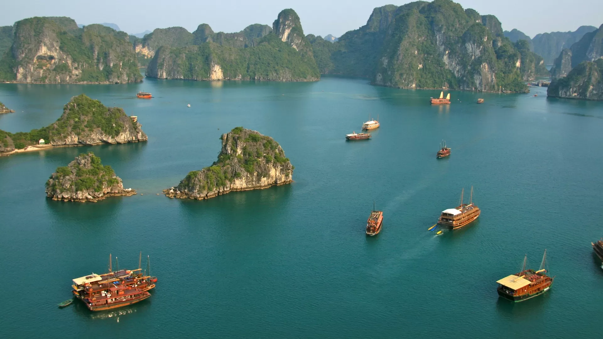 Baie d’Halong vue du hublot d’un hydravion