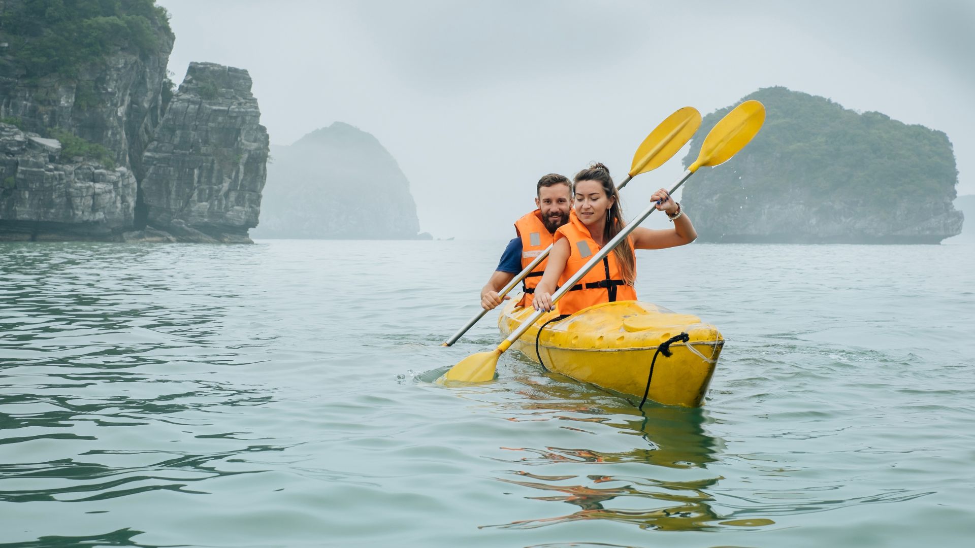 Kayaking dans la baie d'Halong