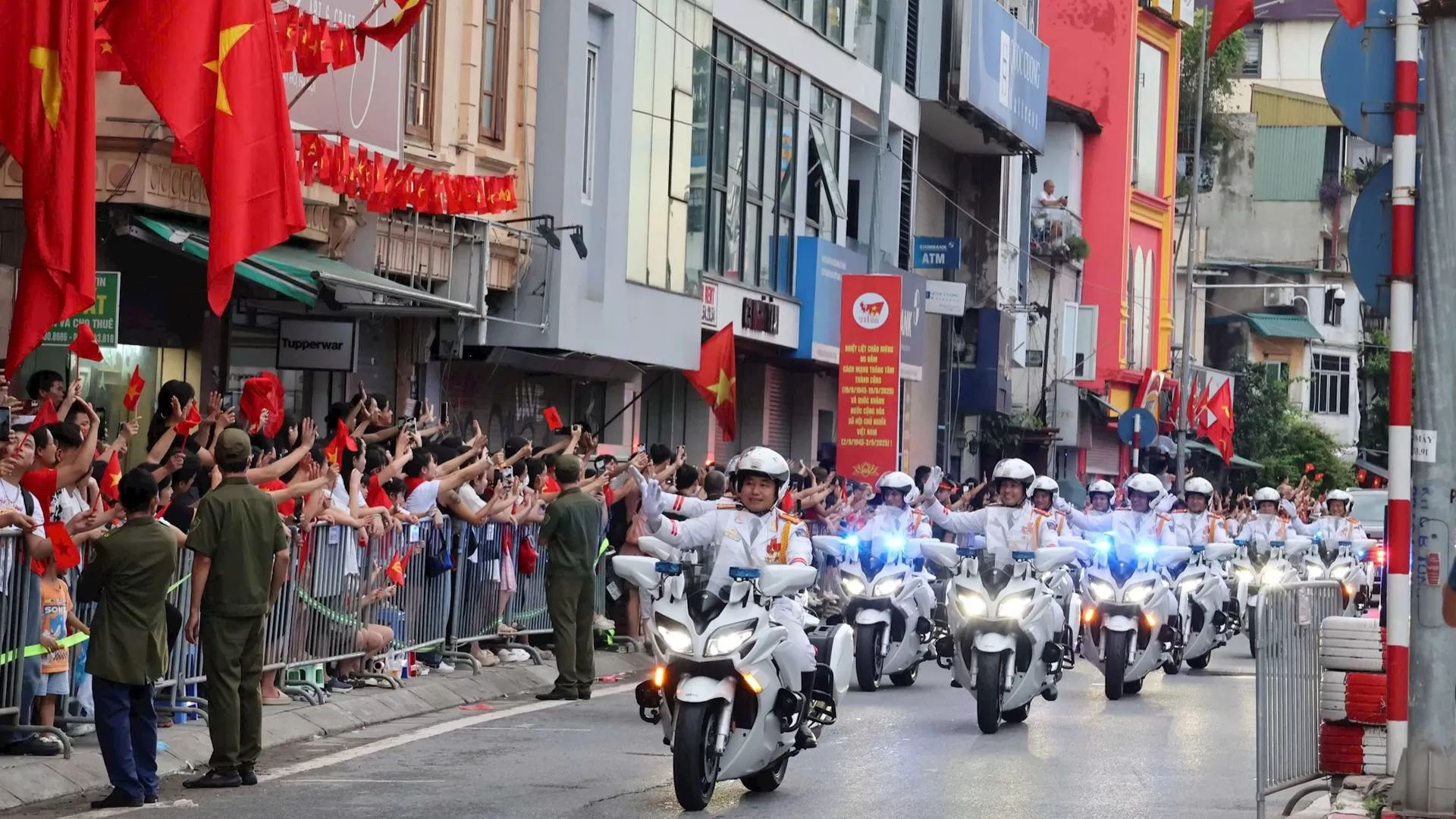 Défilé sur la rue ( source: Mat tran To quoc Viet Nam)