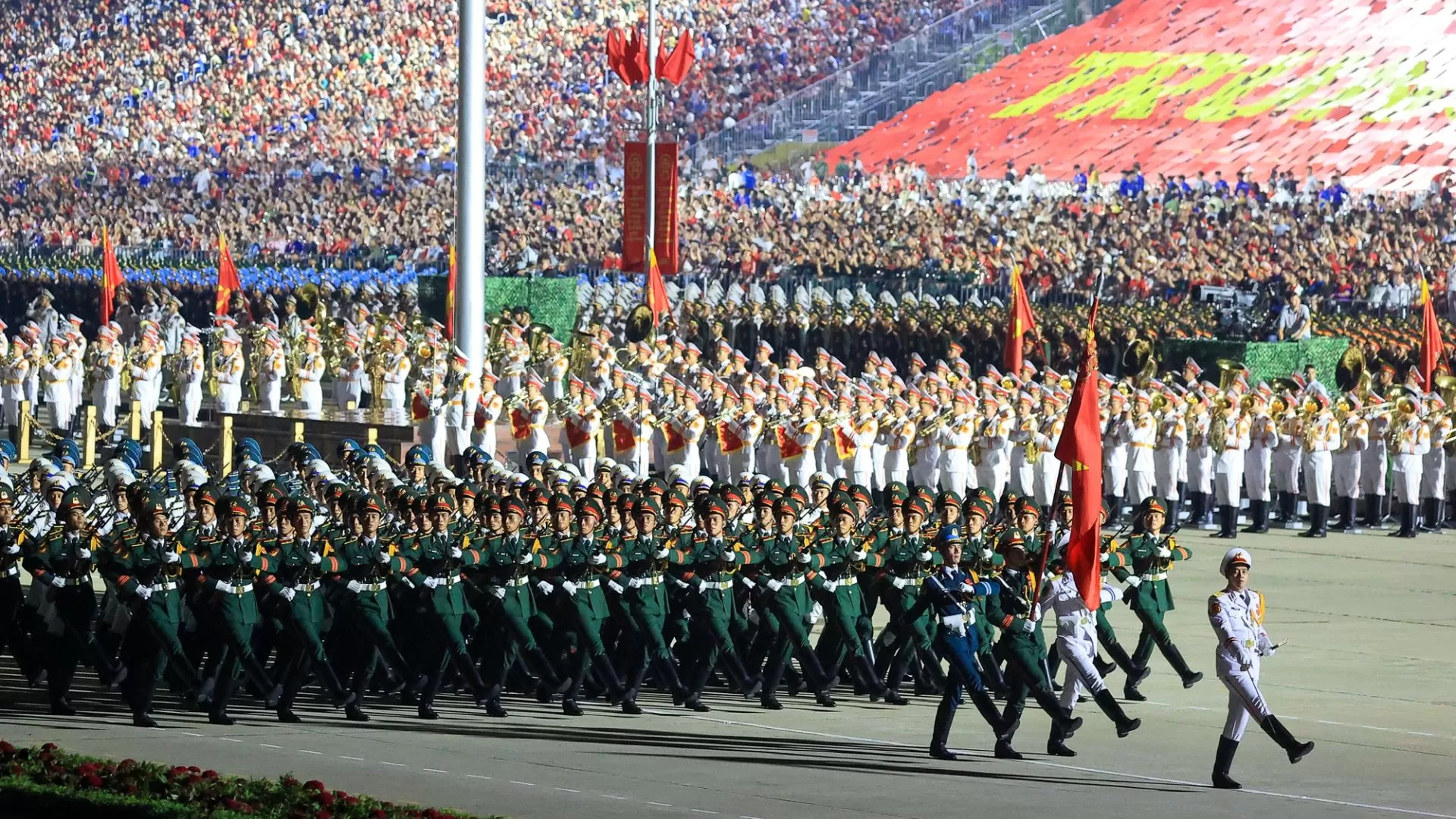  Grand défilé militaire ( source: Mat tran To quoc Viet Nam)