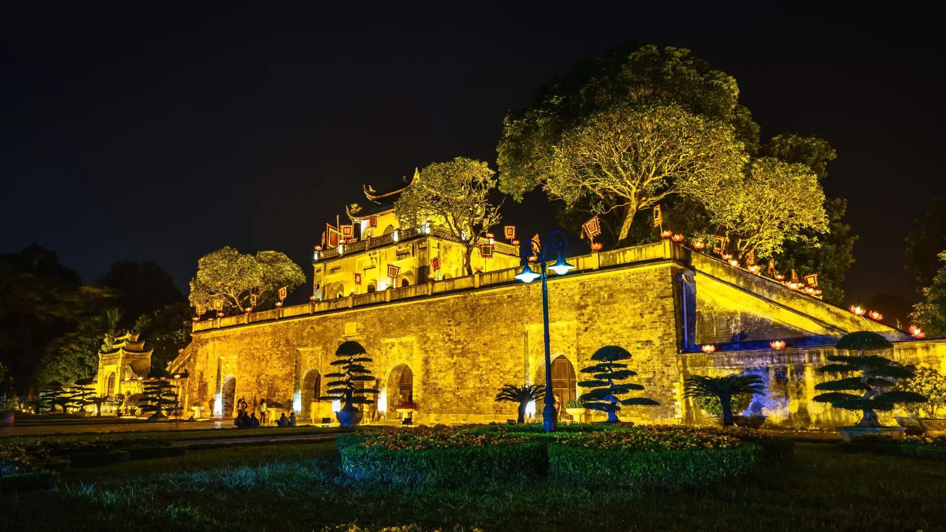 La citadelle impériale resplendit dans les lumières de la nuit