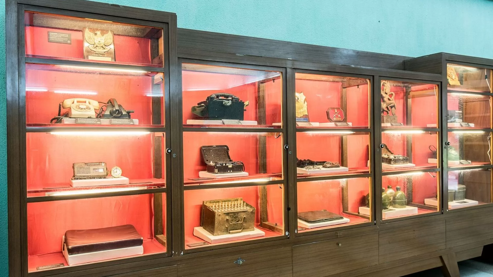 Un coin de la vitrine de la cave D67