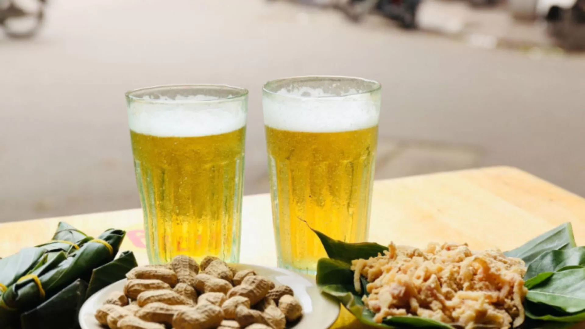 Savourer une bière fraîche avec des cacahuètes bouillies 