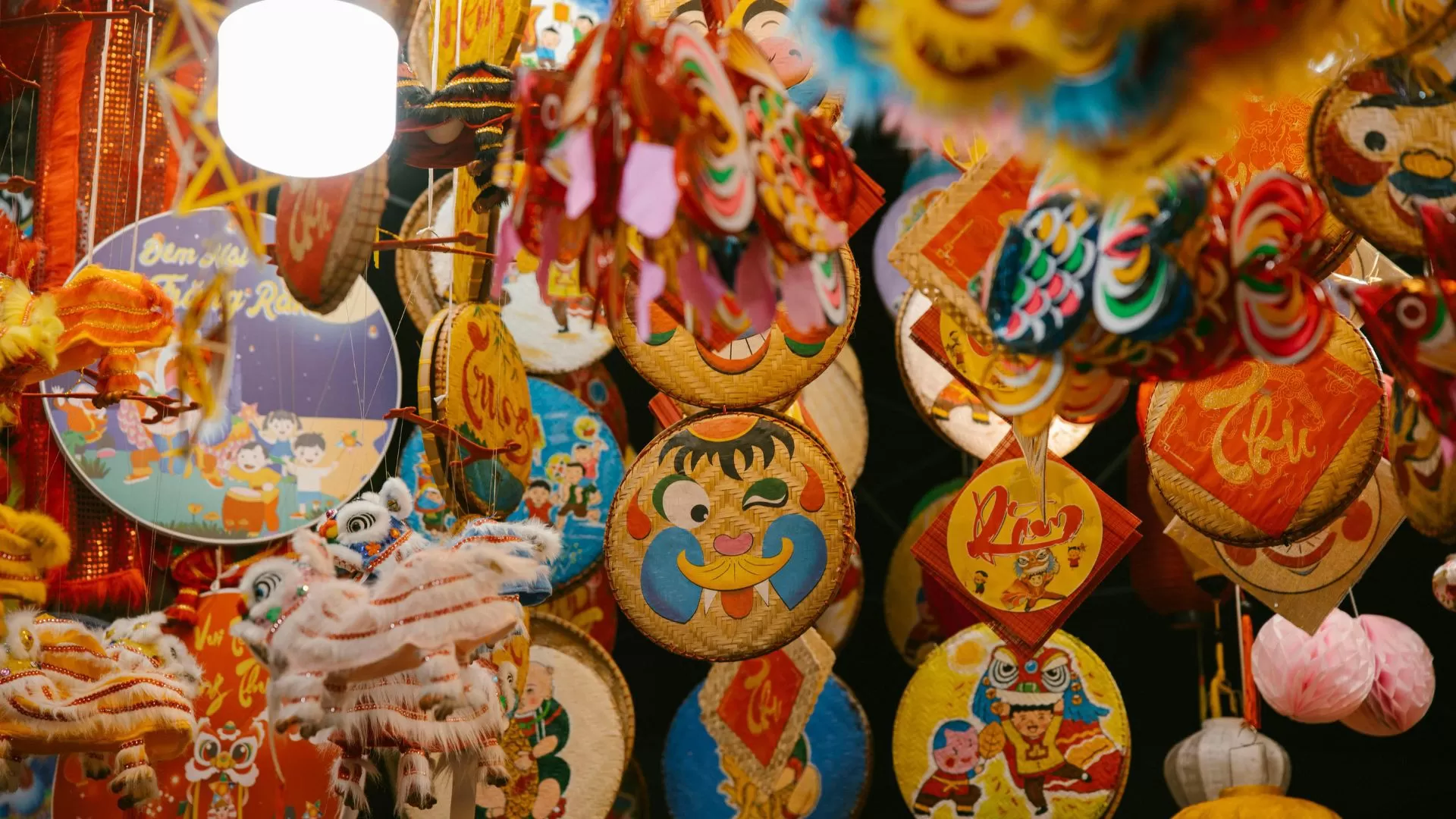 Décorations colorées de la fête de la mi-automne au Vietnam