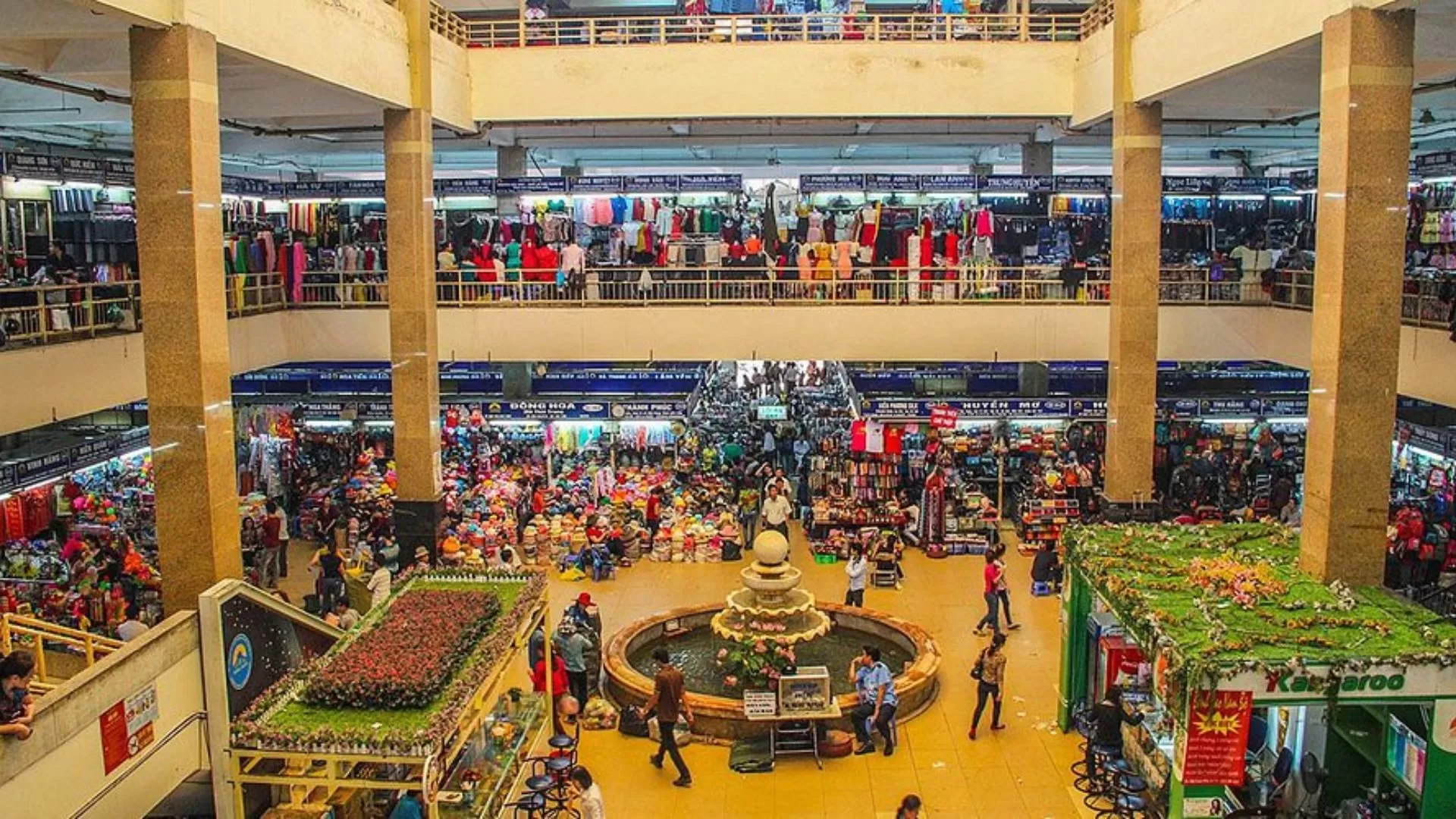 À l'intérieur du marché de Dong Xuan