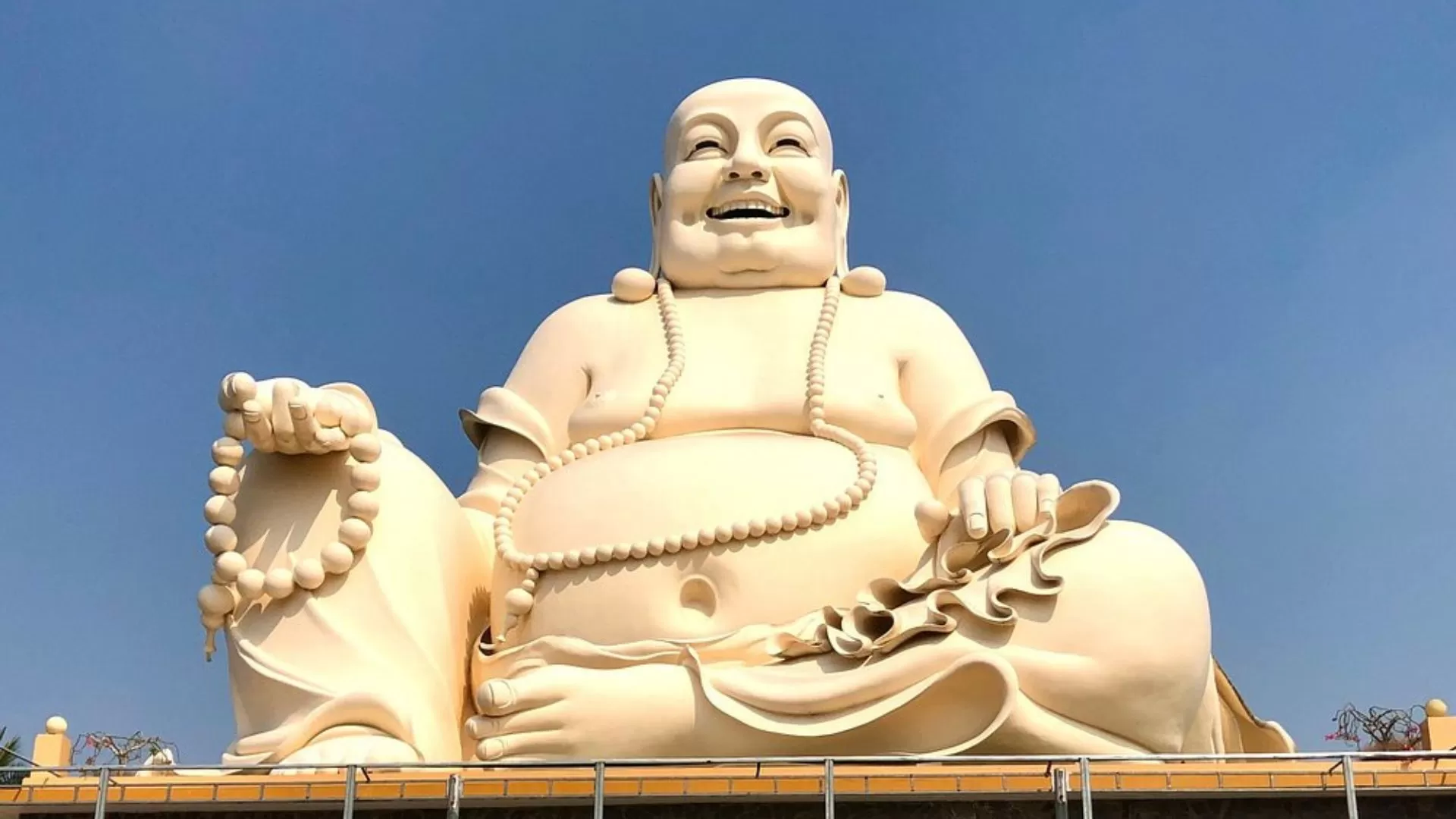 La statue du Bouddha Maitreya à la pagode Vinh Trang