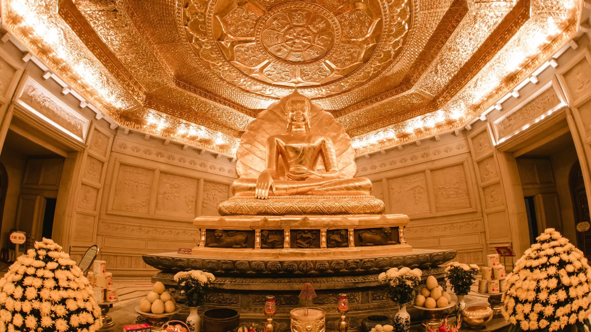 Statue de Bouddha dans un stupa