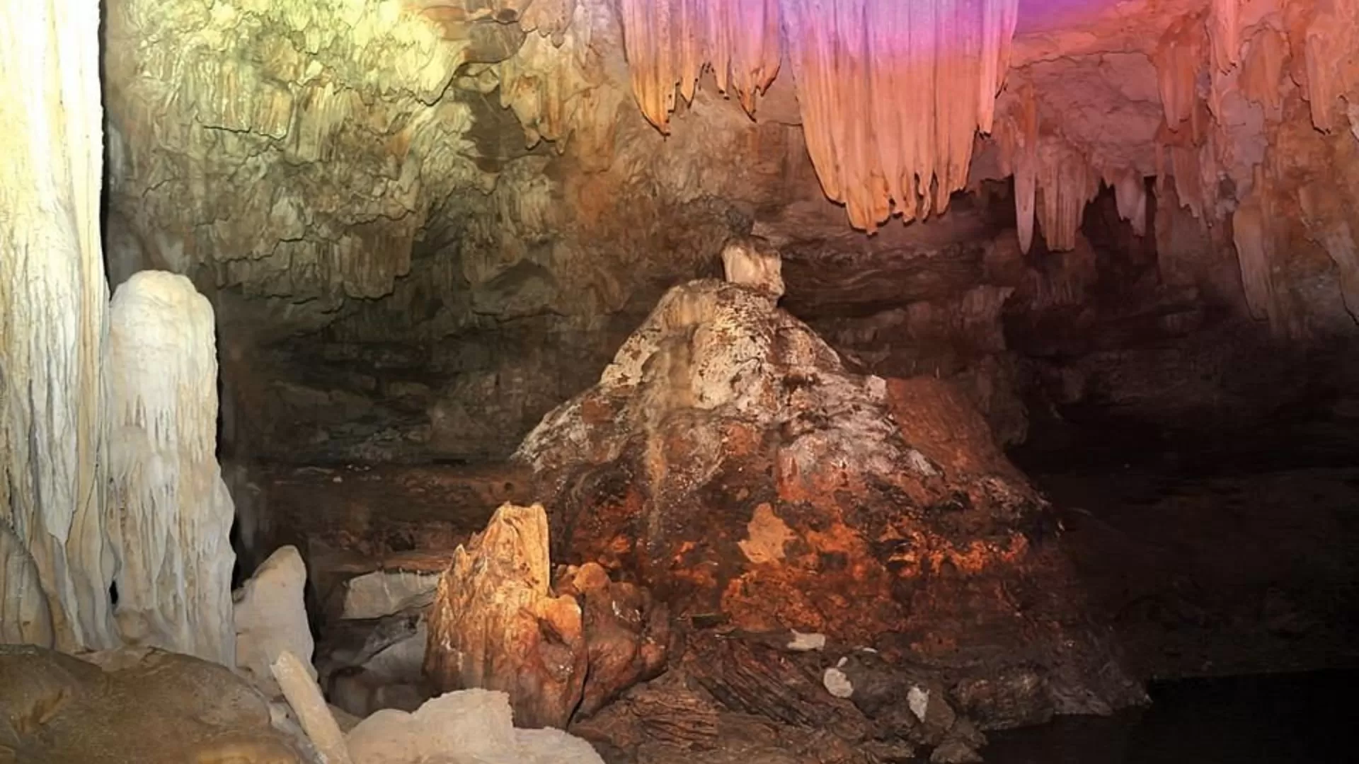 Grotte de Bouddha avec des stalactites magiques