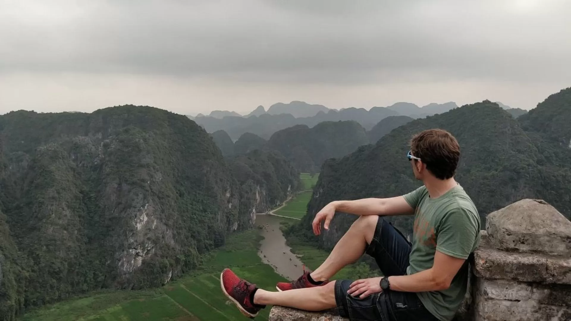 Les touristes font le trekking aux grottes Mua