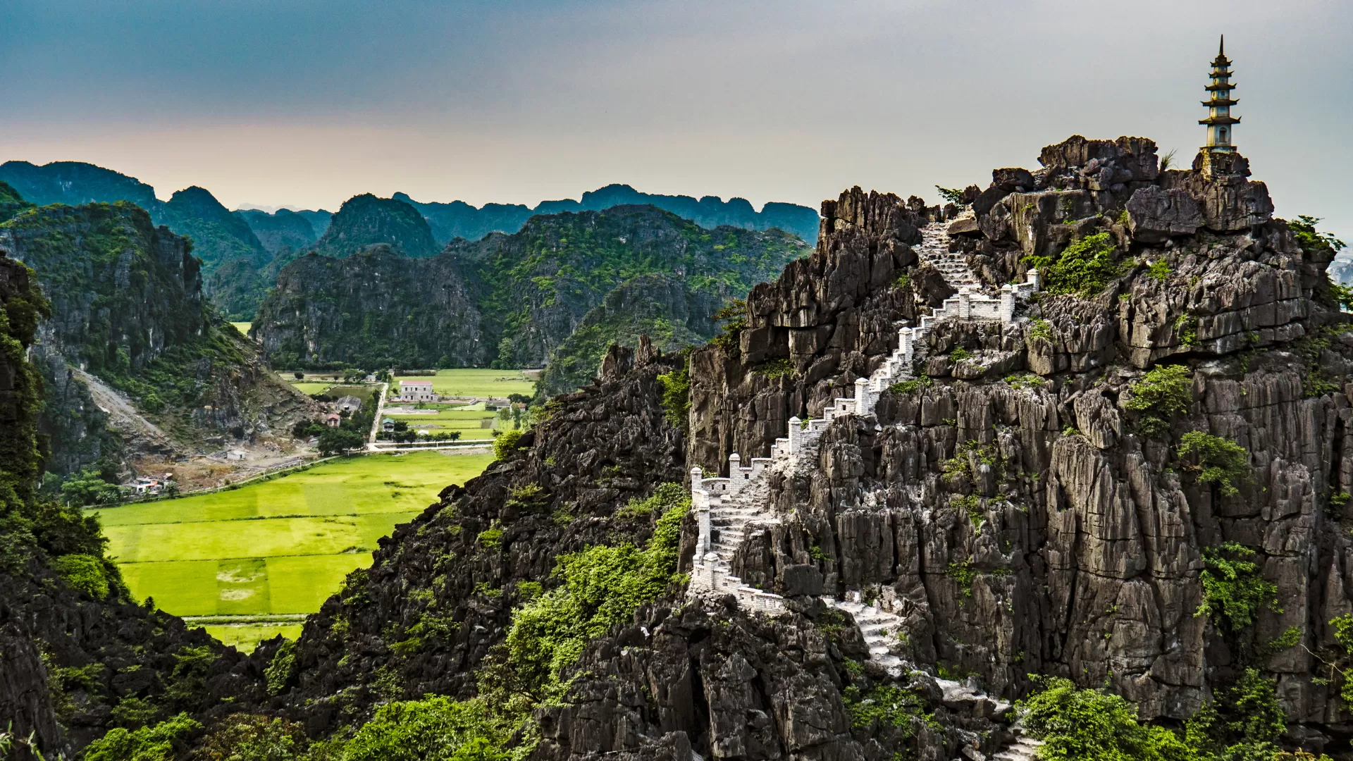 Panorama majestueux de la grotte de Mua à Ninh Binh