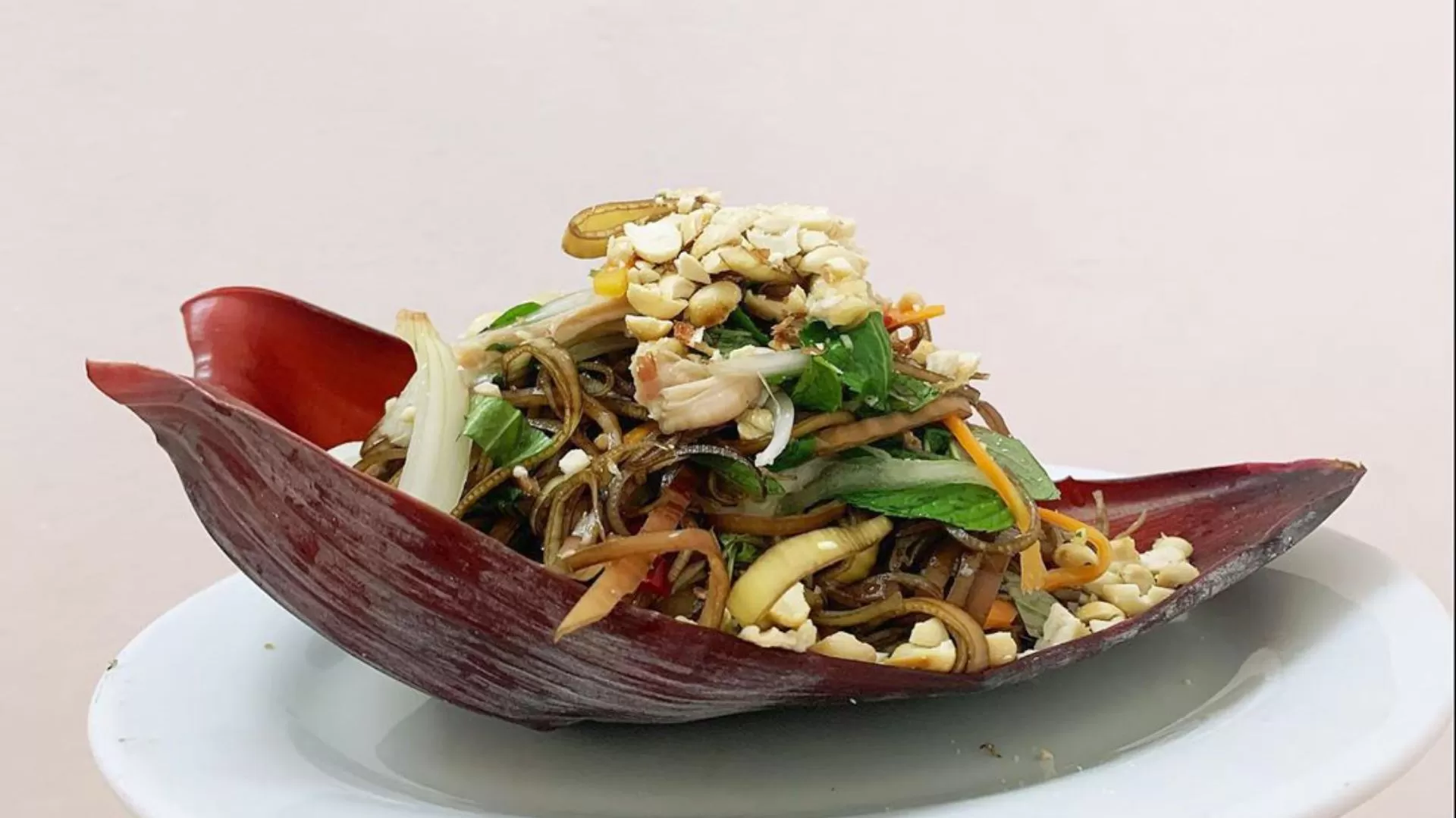 Nom hoa chuoi (Salade de fleurs de bananier)
