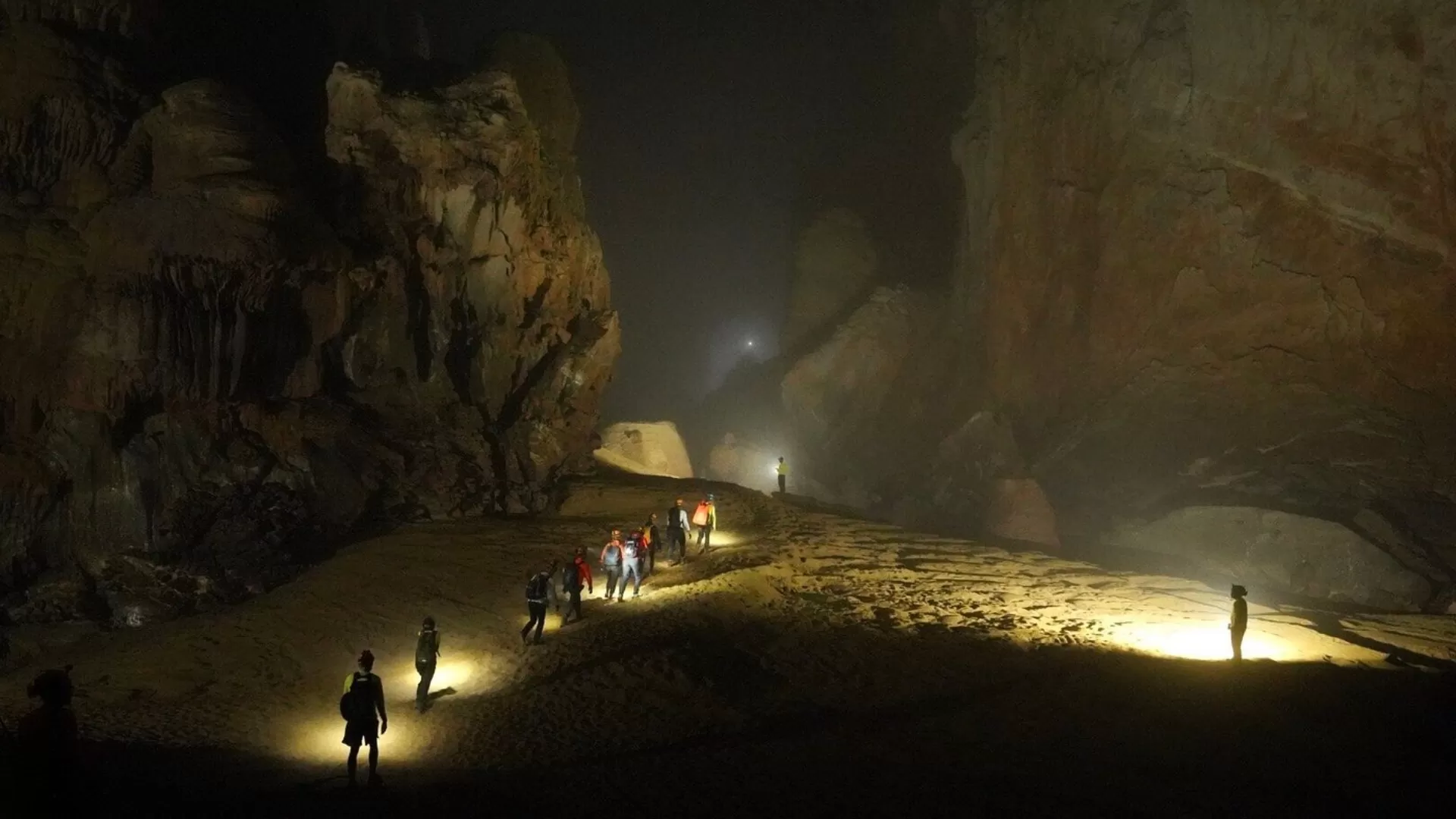 Les voyageurs explorent le grotte de Son Doong