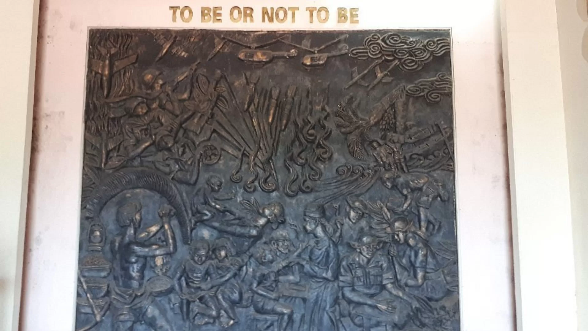 Bas-relief à maison mémoire