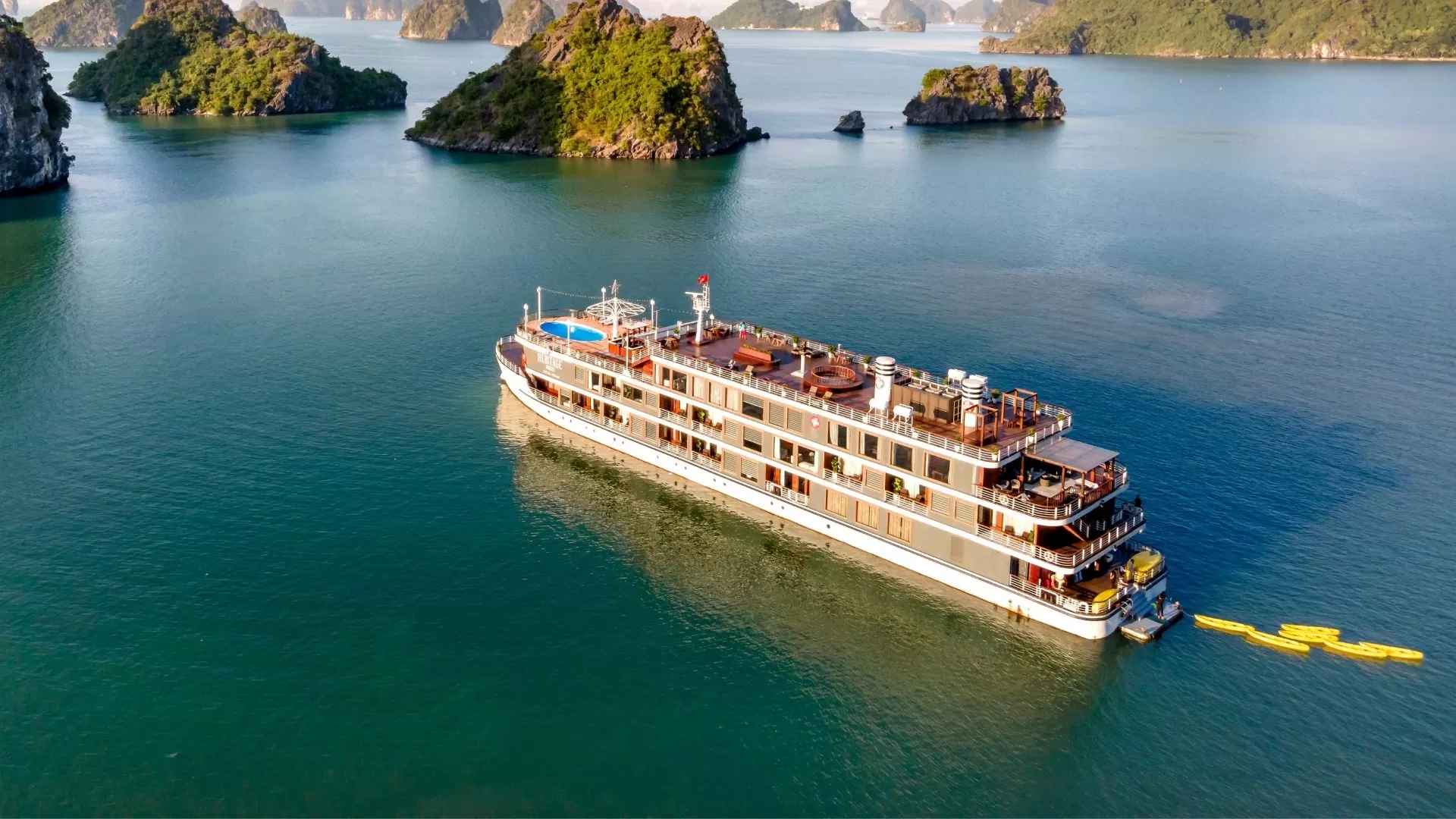 Take a cruise in Ha Long bay for high-end Vietnam tour