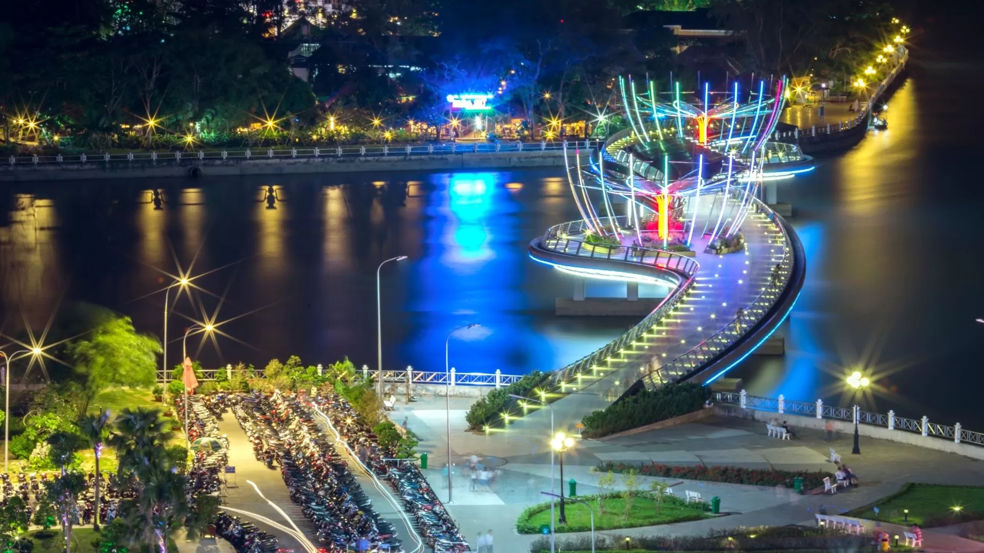 Ninh Kieu wharf at night 
