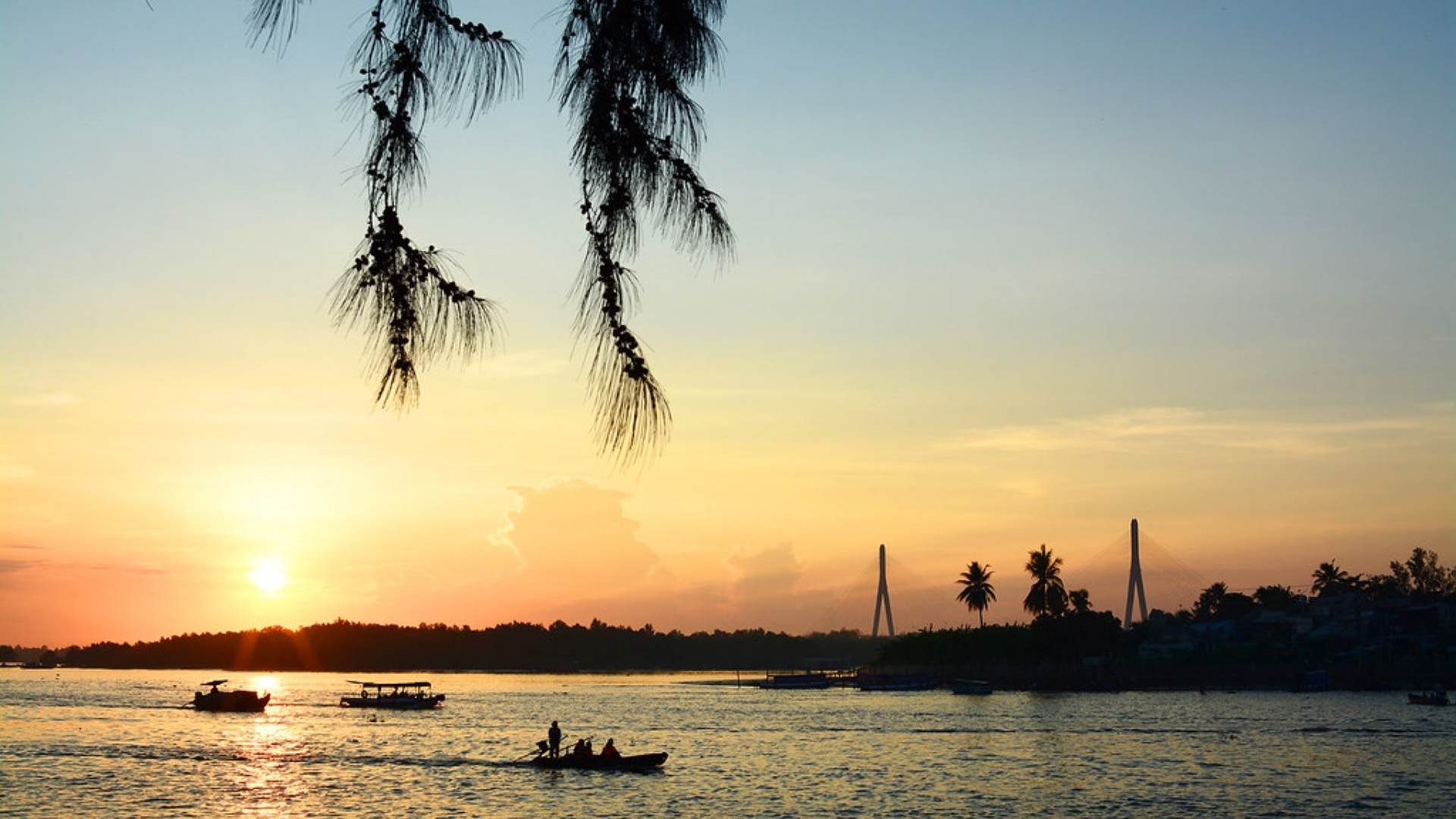Sunrise at Ninh Kieu wharf