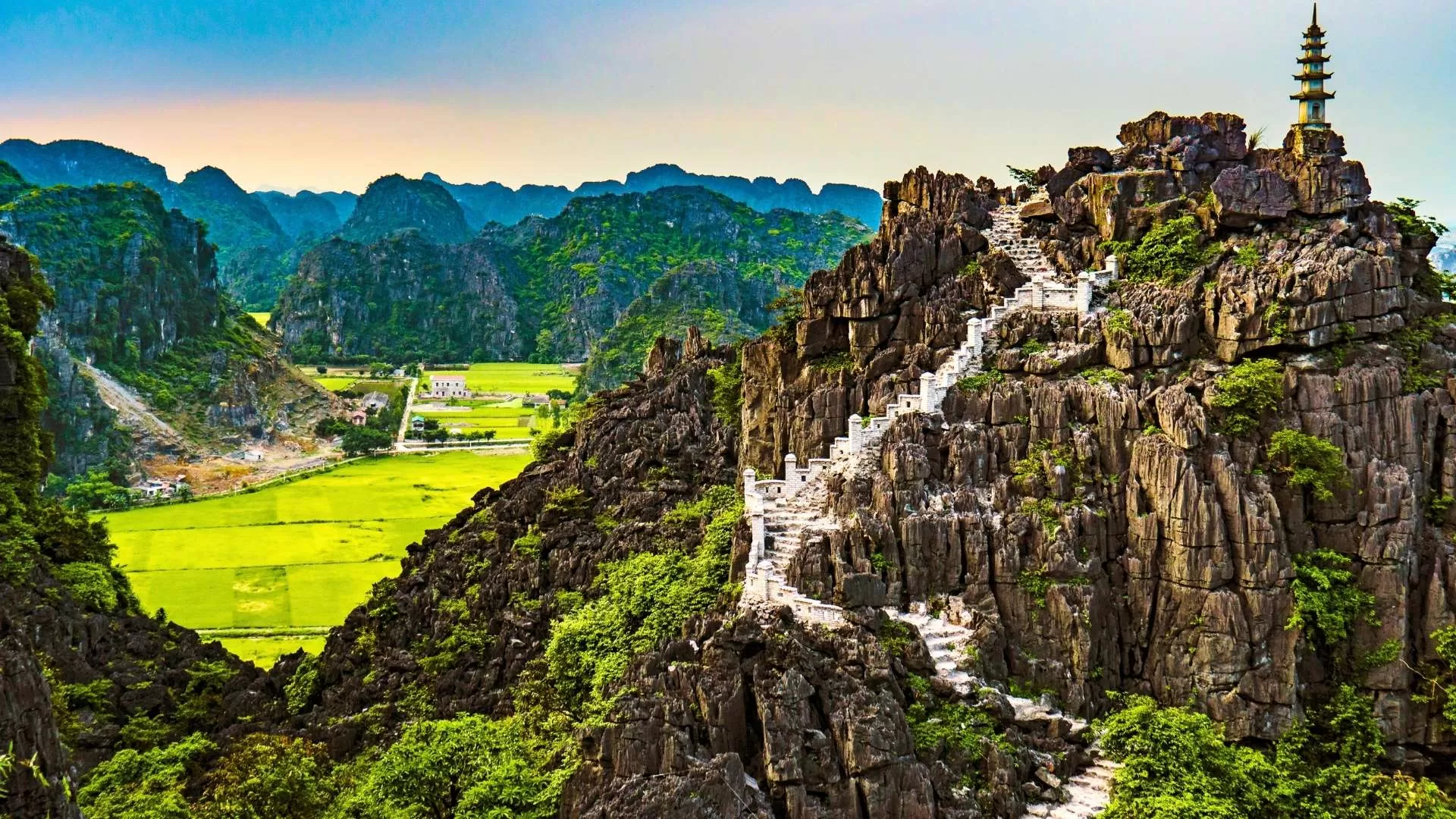 The peak of Mua Cave - Ngoa Long mountain