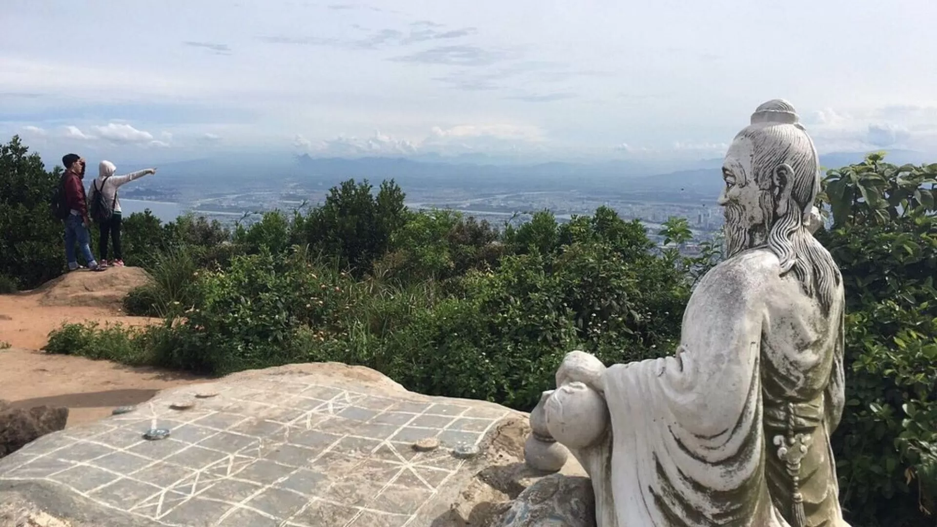 Touristes font de la randonnée montagne Son Tra