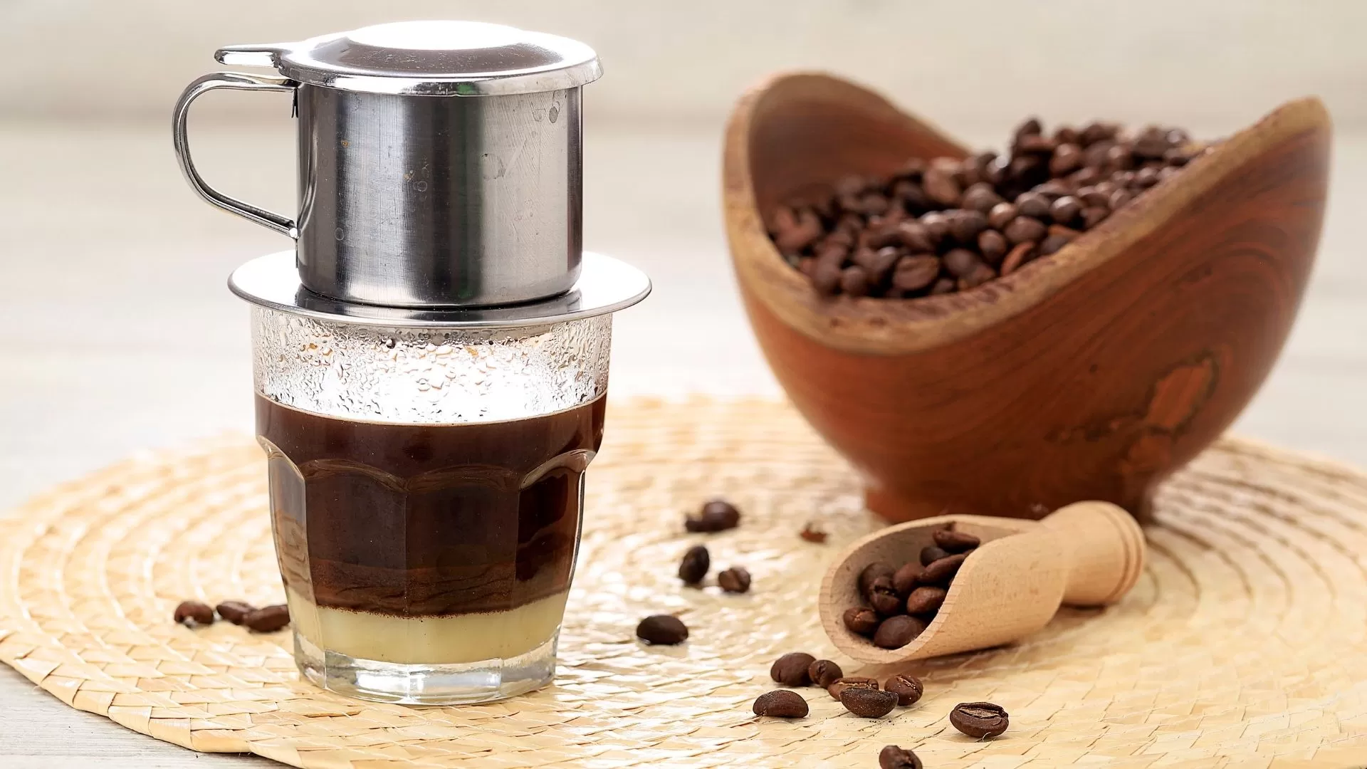 Ca phe sua da- Vietnamese milk iced coffee