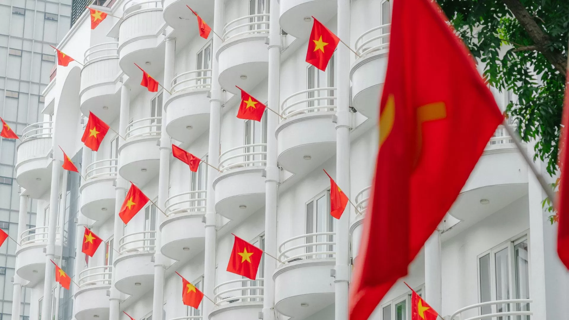 Un hôtel à Hanoi arbore le drapeau le jour de la grande célébration.