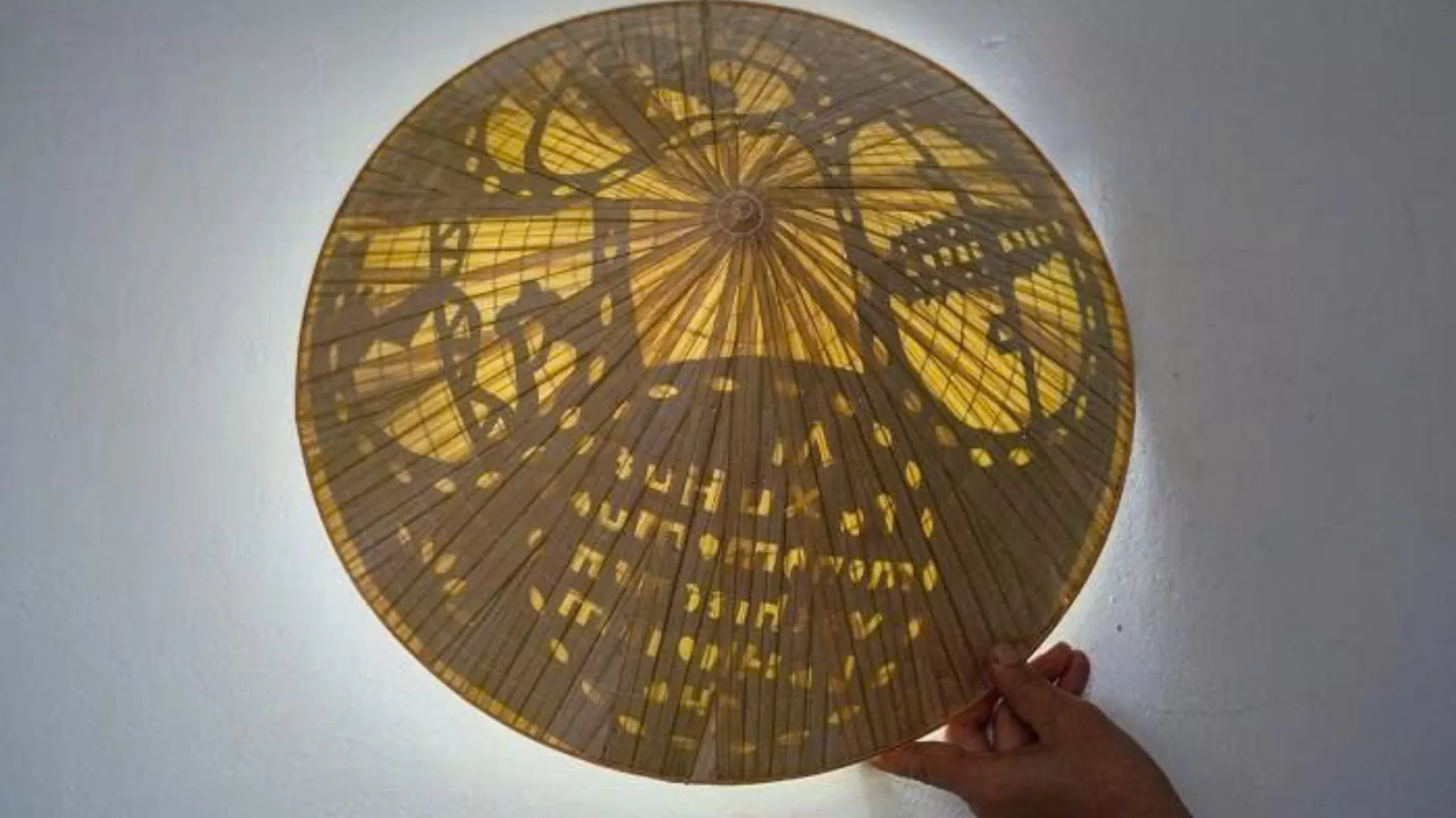 Chapeau conique à poèmes