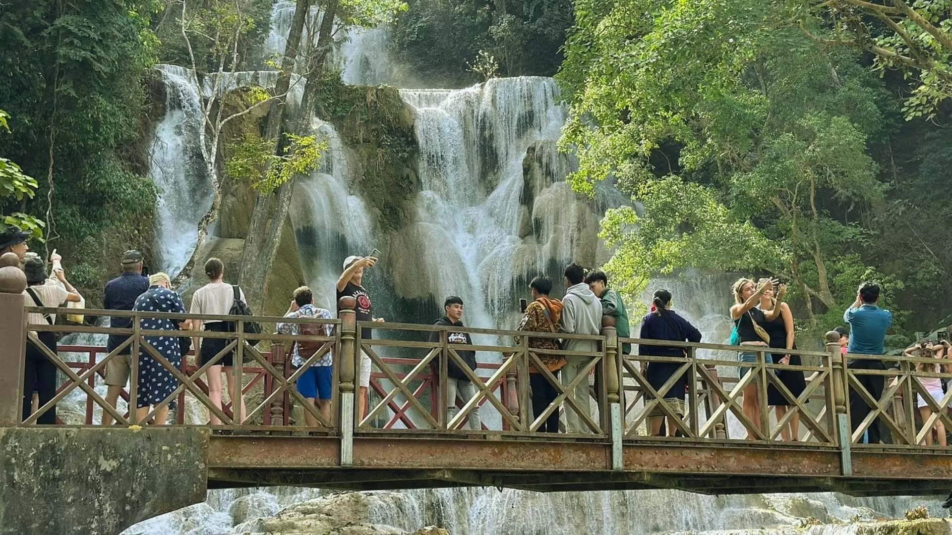 The natural beauty of the waterfall is ideal for taking pictures