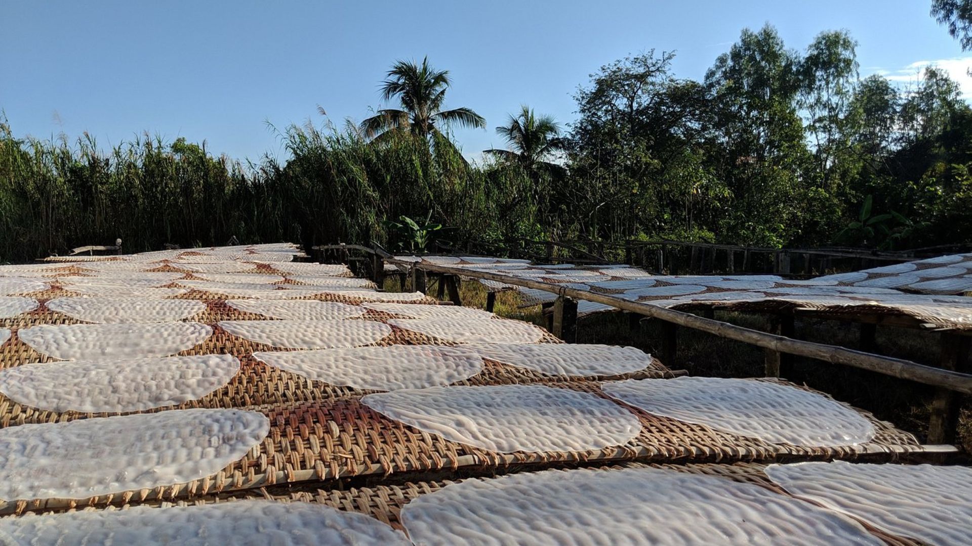 Atelier des galettes de riz dans le village de My Khanh