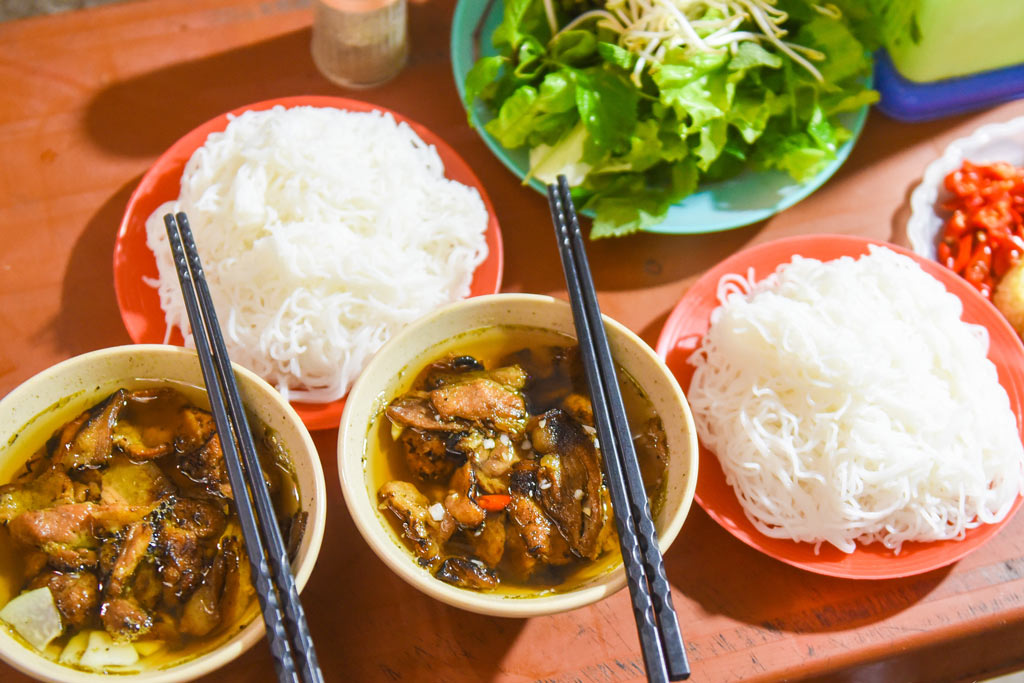 Voyage en famille au Vietnam : savourez un délicieux bun cha !