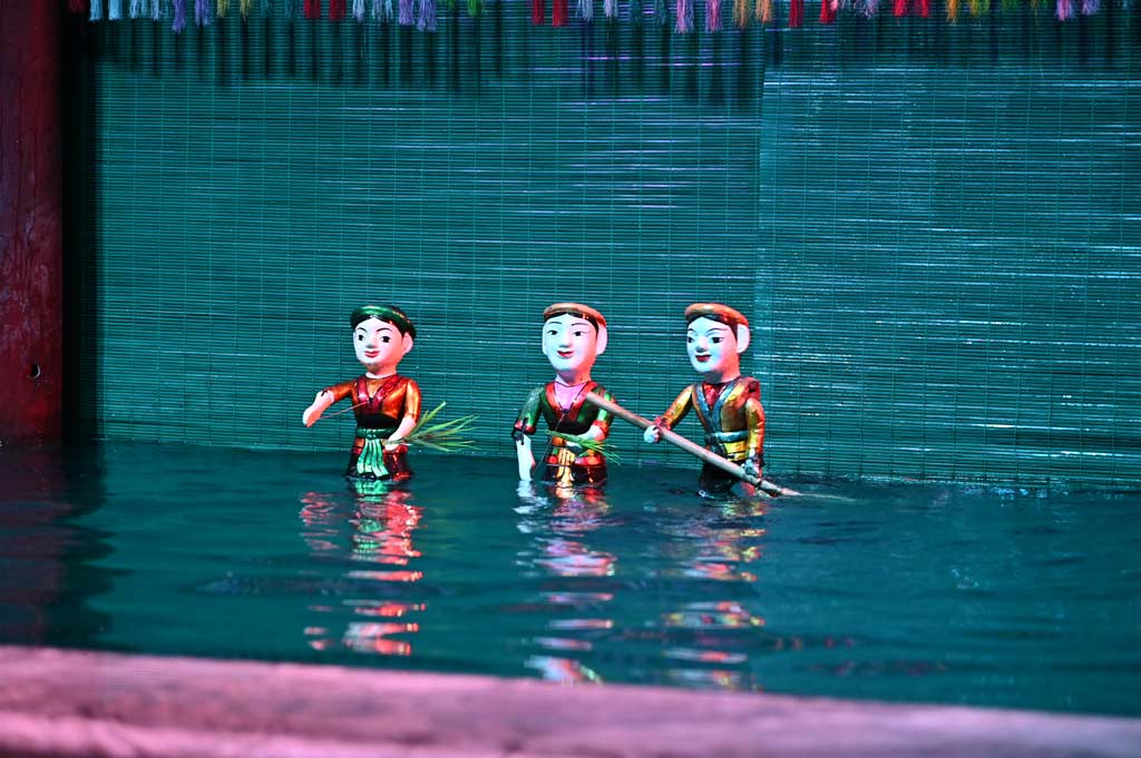 Spectacle De Marionnettes Sur L'eau Au Vietnam