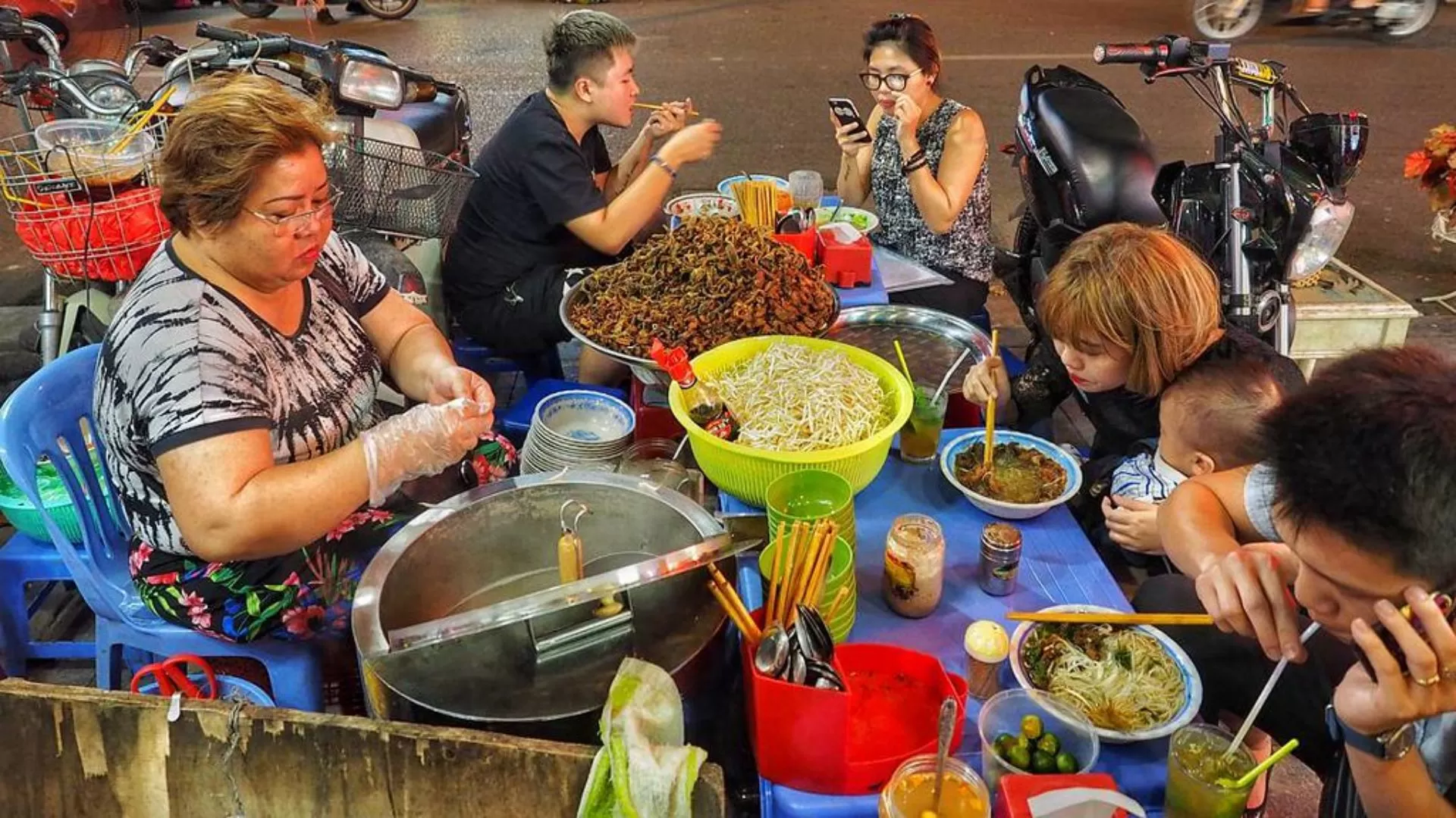 Goûter aux stands de street food à Hanoi