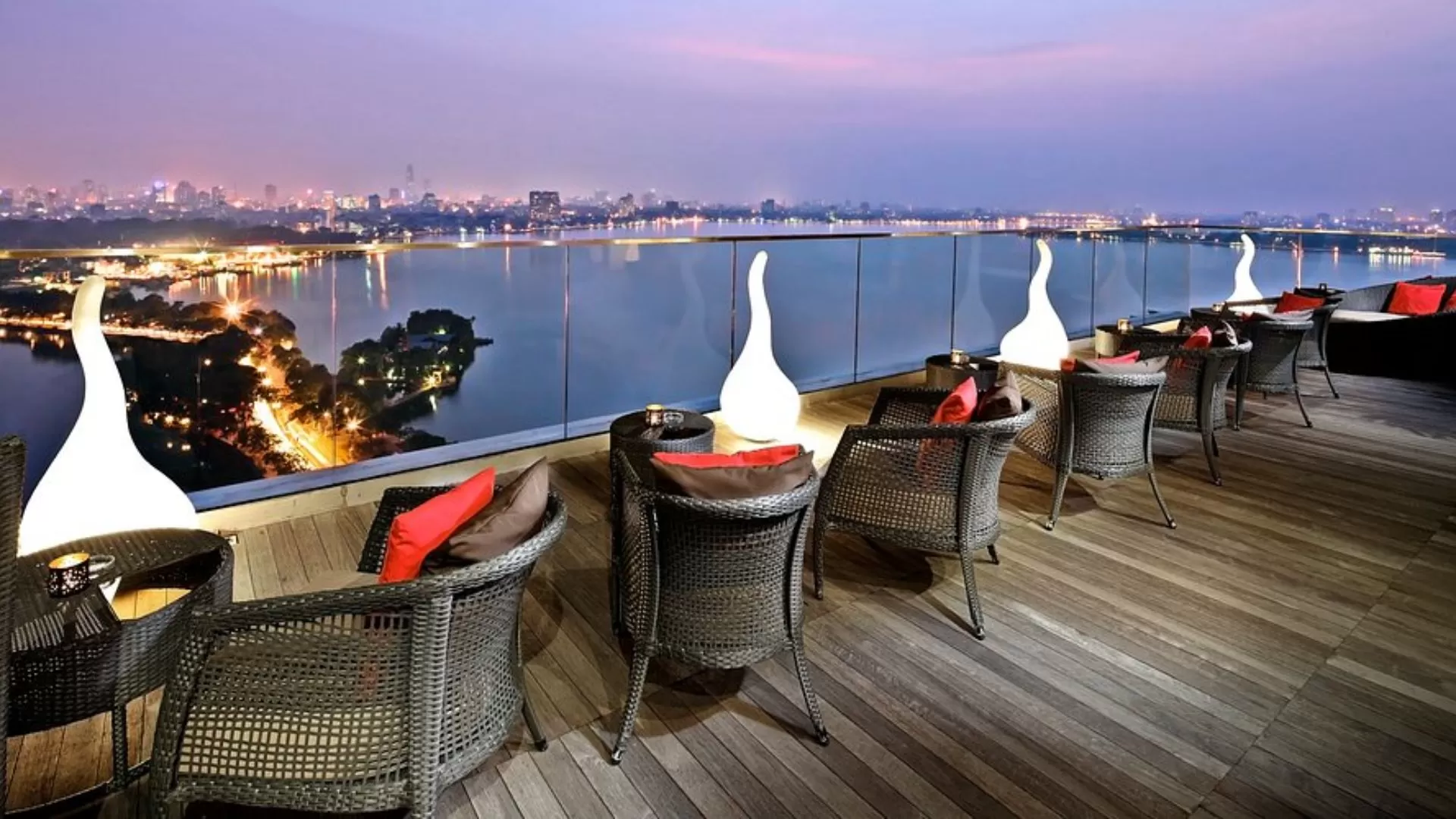 Summit Lounge 
