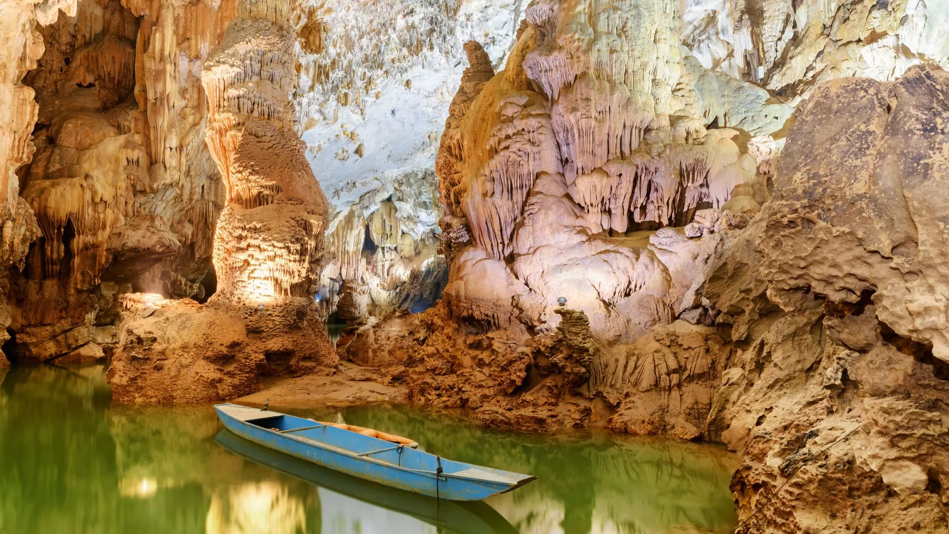 Bateau amarré à l'intérieur de la grotte de Phong Nha