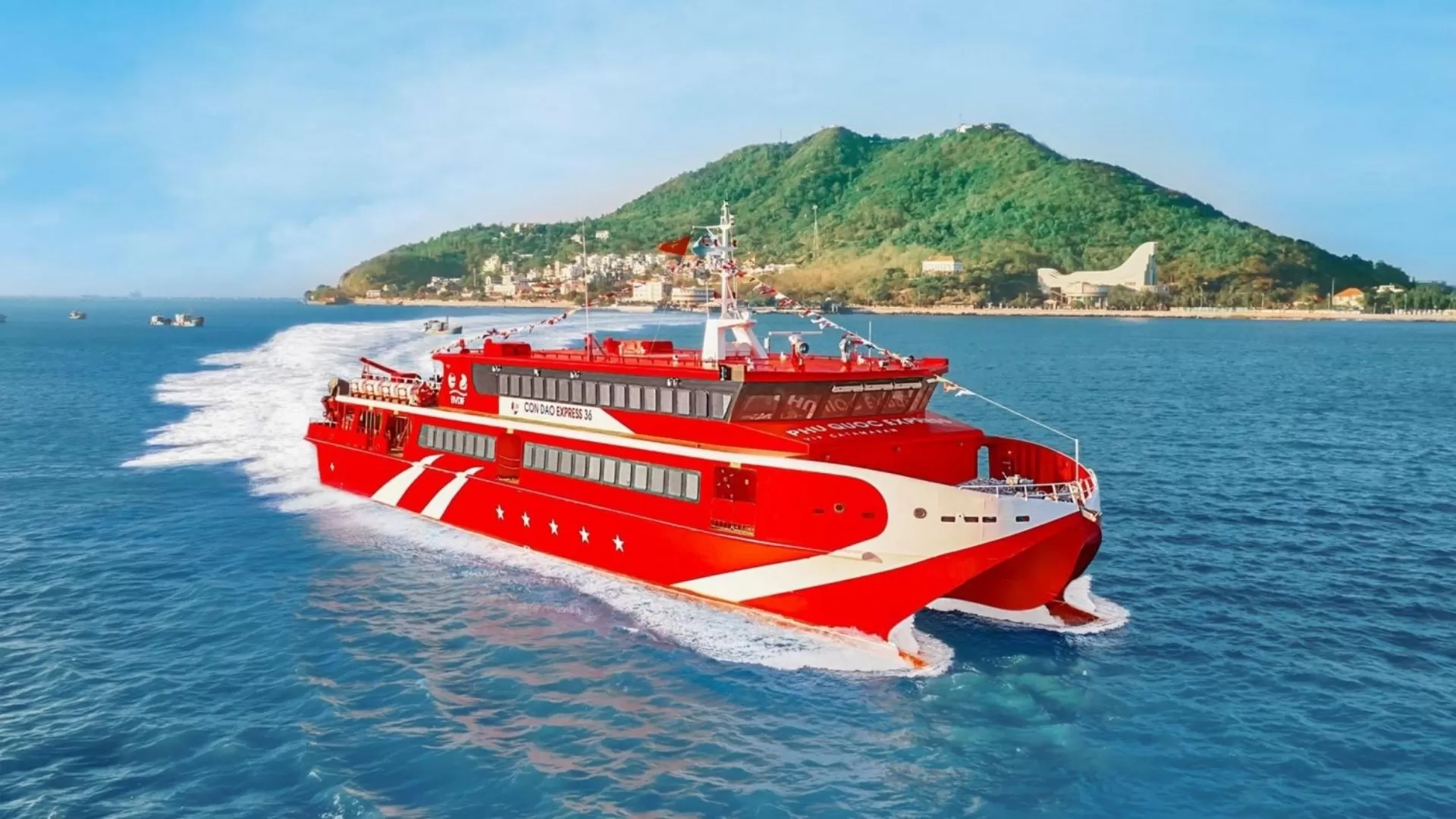 Reaching Con Dao island by speed boat