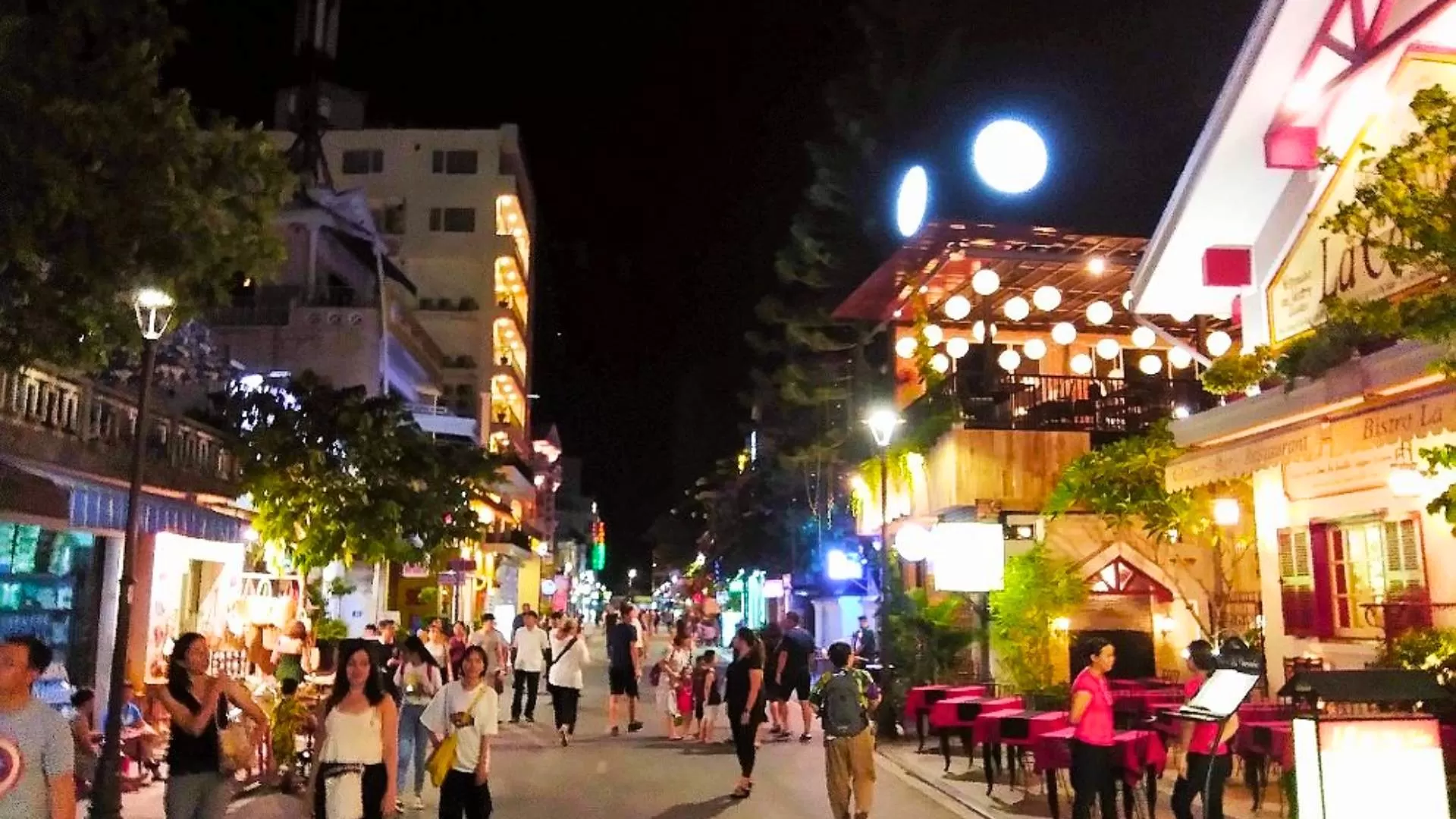 Stroll along Nguyen Dinh Chieu Walking Street