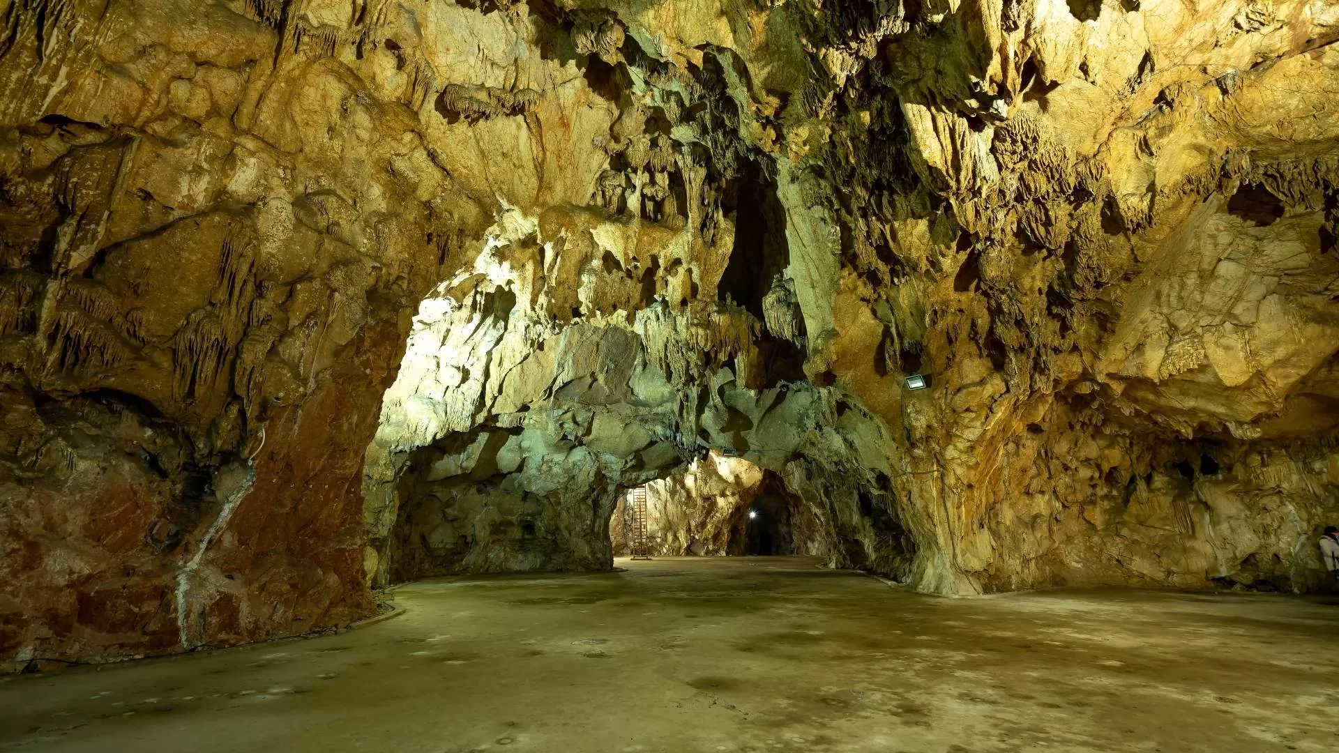 Mo Luong Cave 