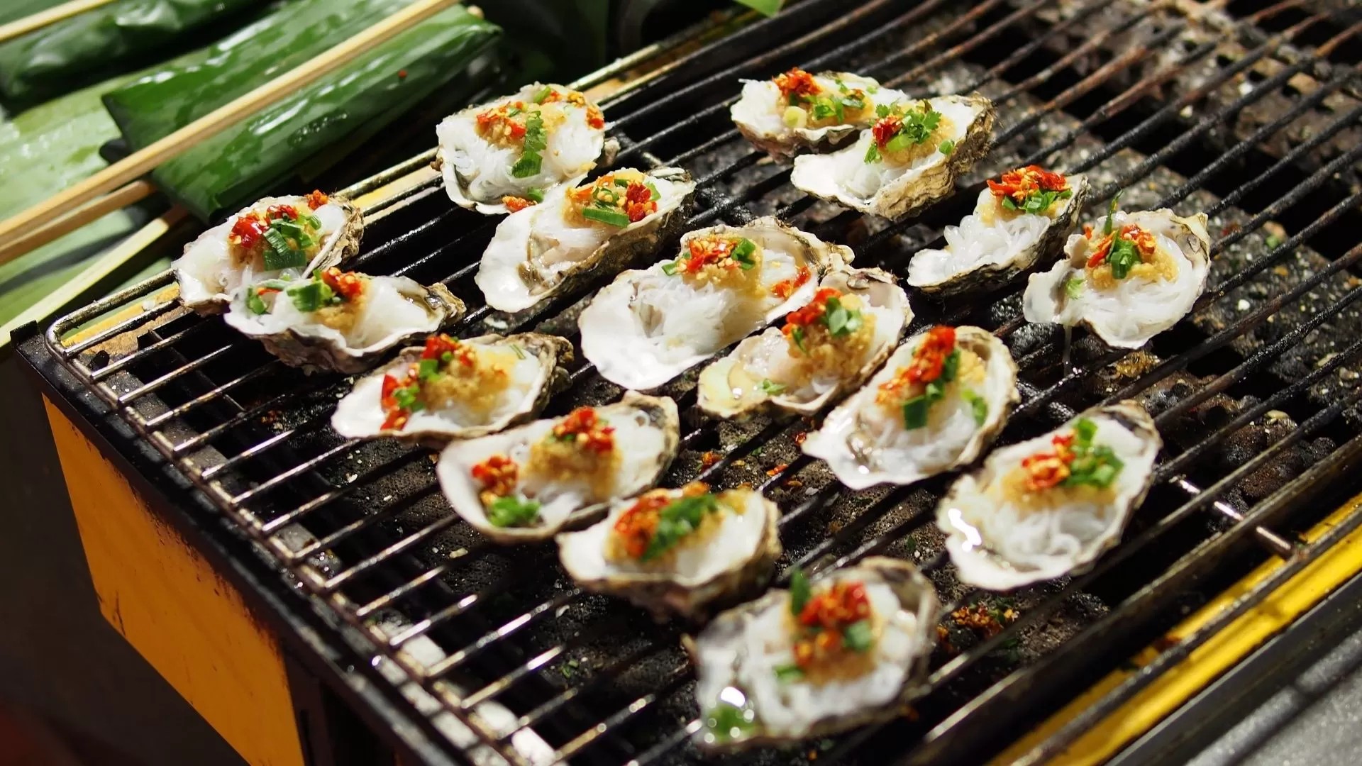 Hau nuong mo hanh - Grilled oyster with scallion oil