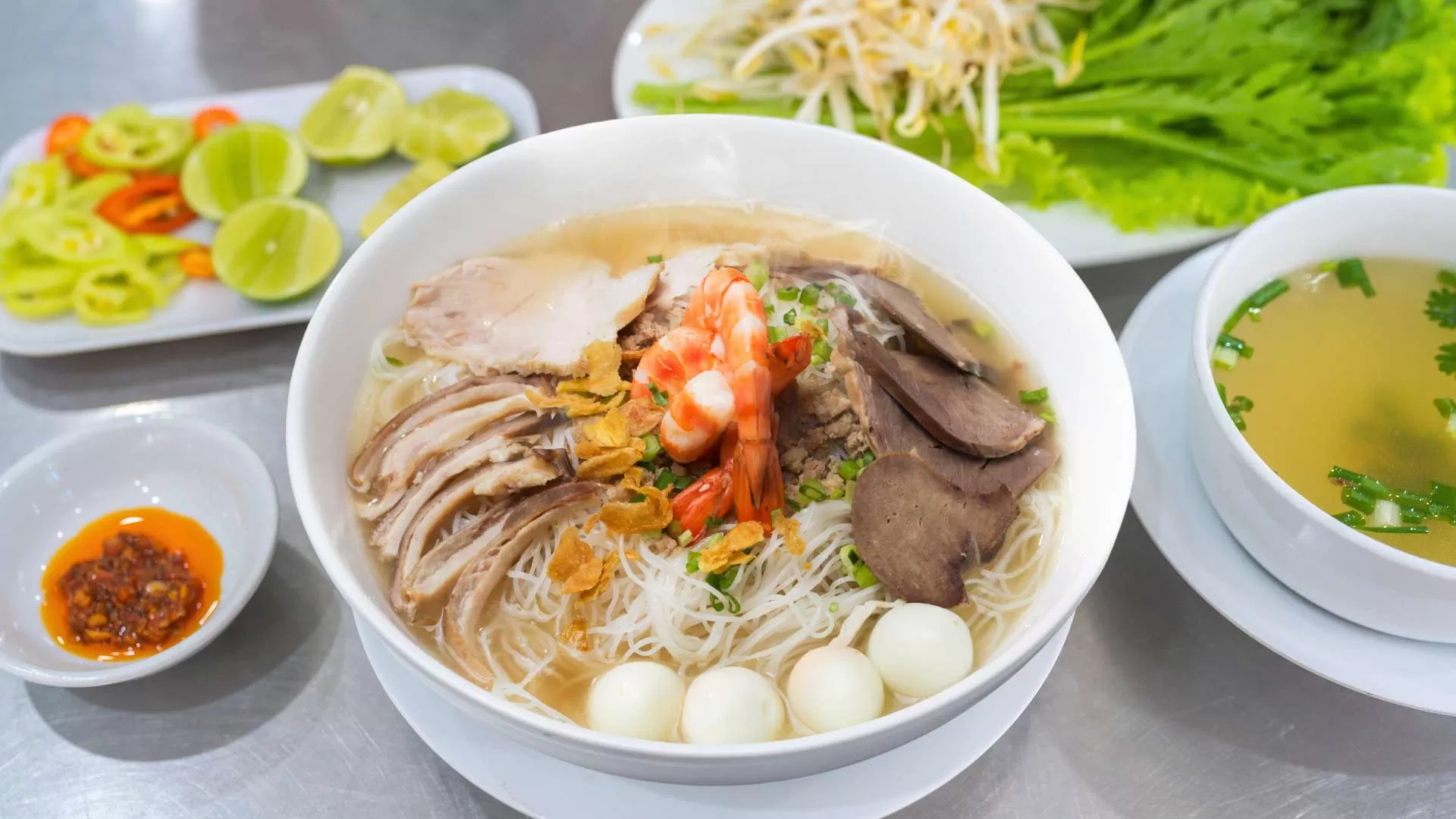 Hủ tiếu (Rice noodles soup)